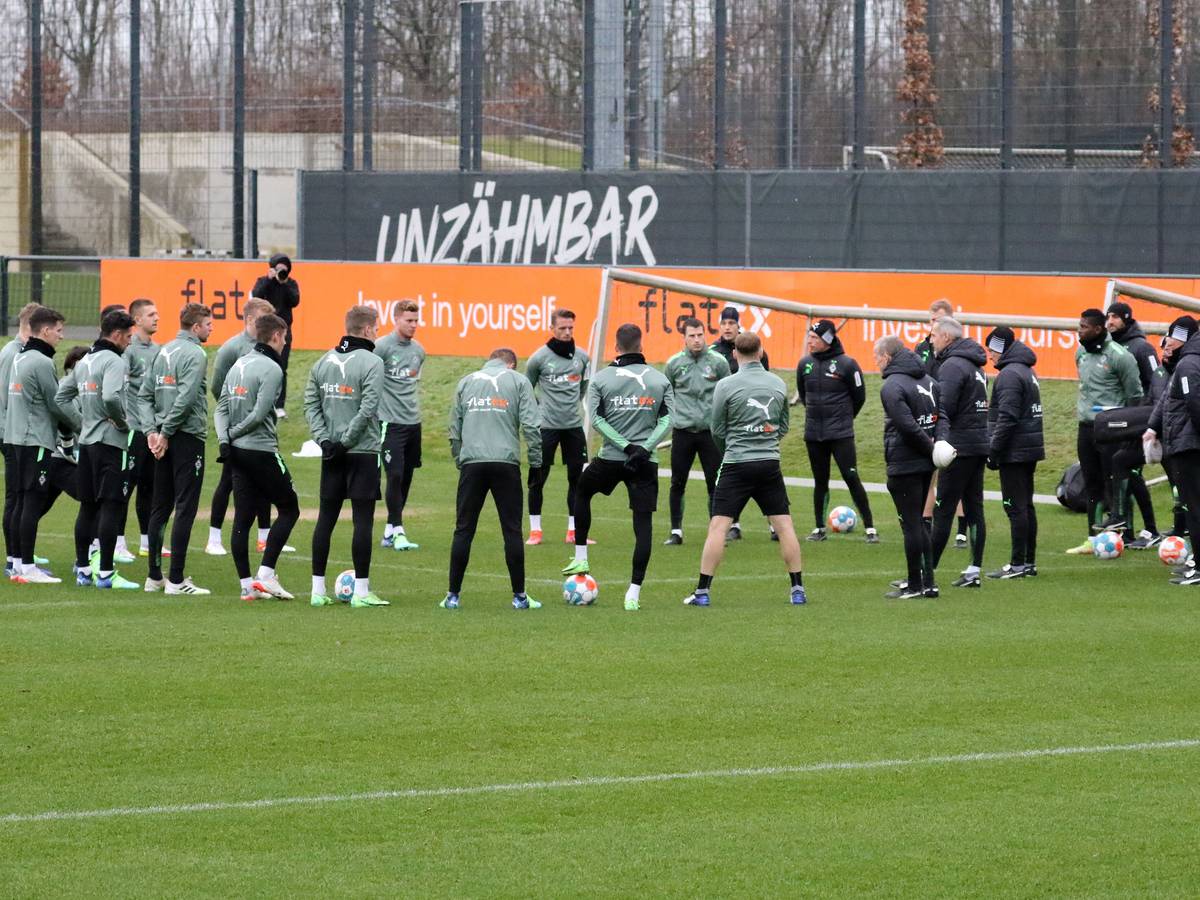 Das Team von Borussia Mönchengladbach, hier bei einer Trainingseinheit am 29. Dezember 2021 im Borussia-Park, bildet einen Kreis und lauscht den Worten von Trainer Adi Hütter.