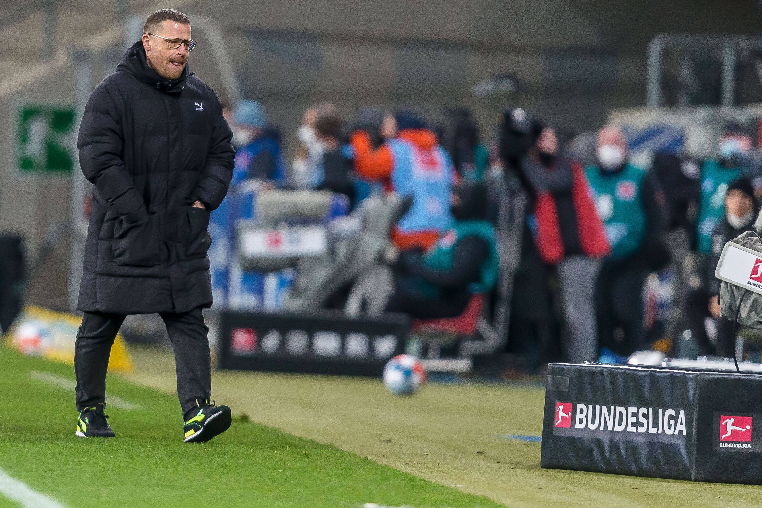 Max Eberl, Manager von Borussia Mönchengladbach. Auf diesem Foto ist der 48-Jährige während des Bundesliga-Duells bei 1899 Hoffenheim am 18. Dezember 2021 zu sehen. Eberl schreitet mit wütendem Gesichtsausdruck an der Seitenlinie entlang.
