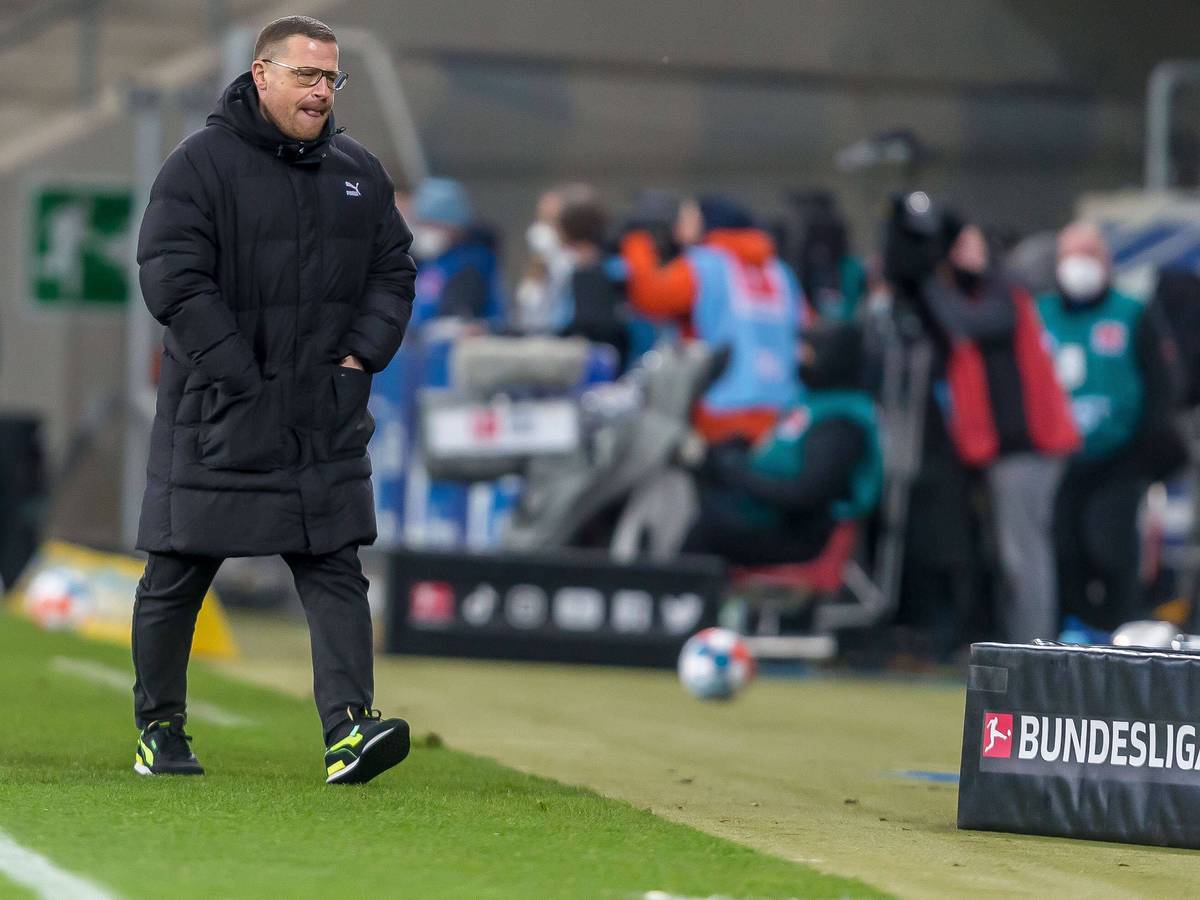 Max Eberl, Manager von Borussia Mönchengladbach. Auf diesem Foto ist der 48-Jährige während des Bundesliga-Duells bei 1899 Hoffenheim am 18. Dezember 2021 zu sehen. Eberl schreitet mit wütendem Gesichtsausdruck an der Seitenlinie entlang.