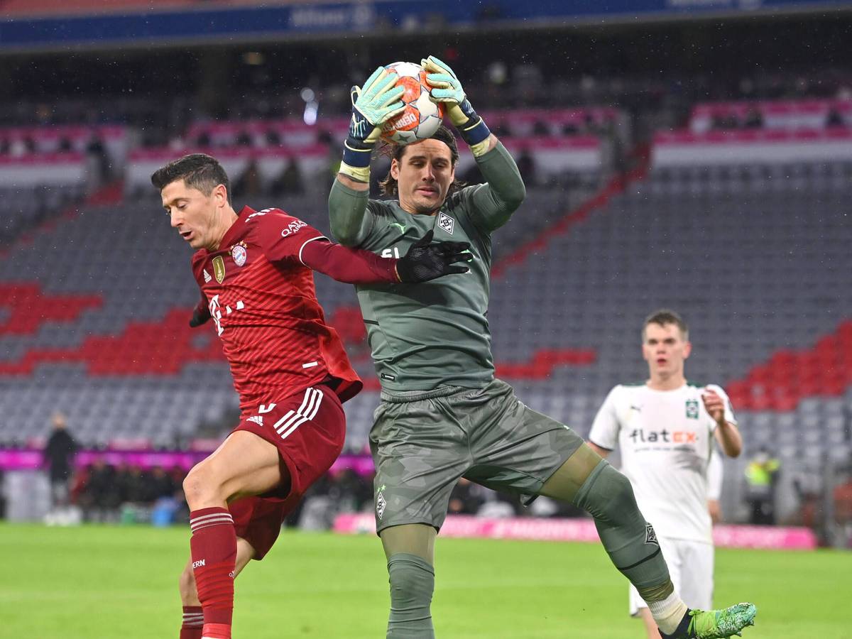 Gladbach-Keeper Yann Sommer (r.) im Duell mit Bayern-München-Stürmer Robert Lewandowski am 7. Januar 2022 in der Allianz-Arena. Sommer fängt den Ball.