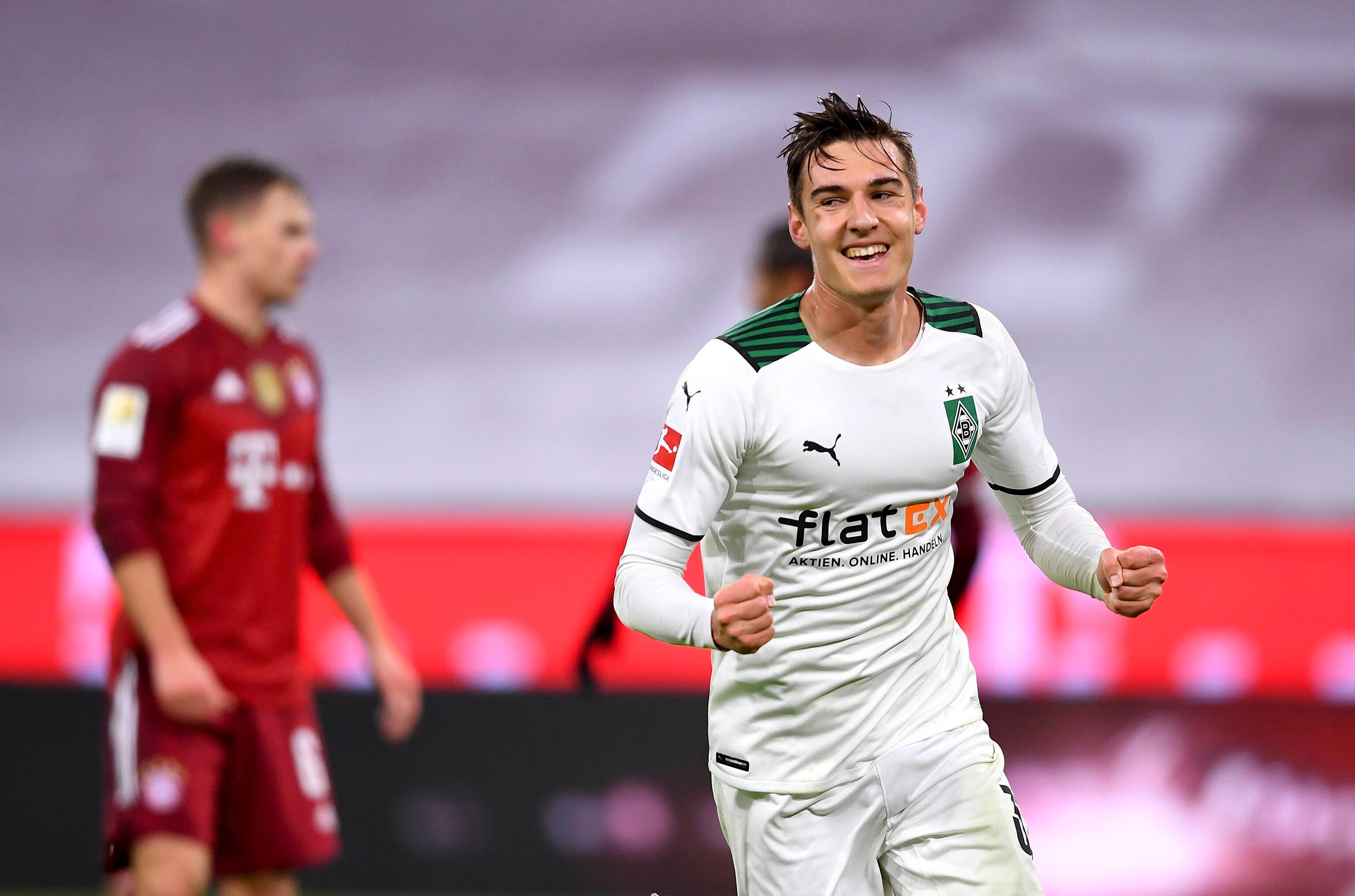 Florian Neuhaus jubelt in der Allianz-Arena. Der Nationalspieler von Borussia Mönchengladbach hat am Freitag (7. Januar 2022) mit der Fohlen-Elf den Rückrundenauftakt bei Bayern München mit 2:1 gewonnen. Neuhaus ball die Fäuste.