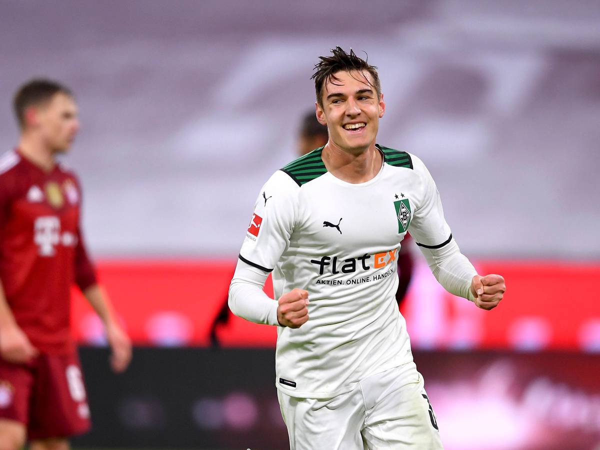 Florian Neuhaus jubelt in der Allianz-Arena. Der Nationalspieler von Borussia Mönchengladbach hat am Freitag (7. Januar 2022) mit der Fohlen-Elf den Rückrundenauftakt bei Bayern München mit 2:1 gewonnen. Neuhaus ball die Fäuste.