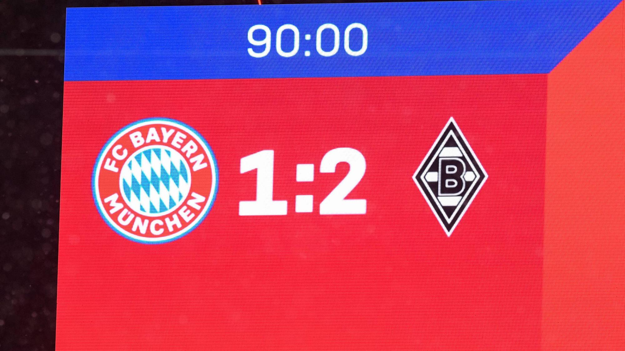 Die Anzeigetafel in der Allianz-Arena zeigt das Ergebnis zwischen Borussia Mönchengladbach und dem FC Bayern am 7. Januar 2022.