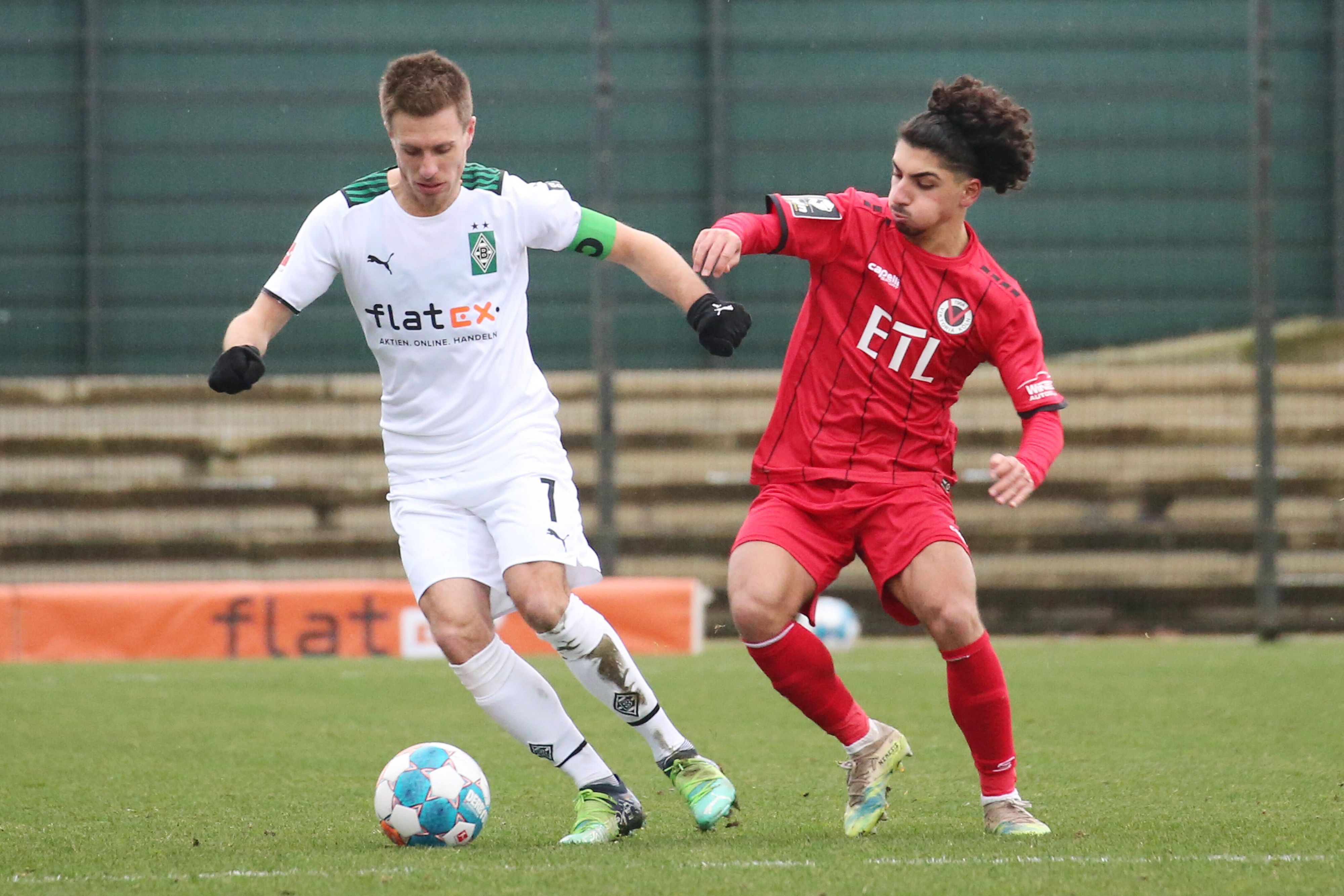 Am Samstag (8. Januar 2022) nach dem Bundesliga-Match gegen bei Bayern München verlor Borussia das Testspiel gegen Drittligist Viktoria Köln auf dem Fohlenplatz mit 2:3. Das Foto zeigt Gladbachs Patrick Herrmann im Zweikampf mit Viktorias Youssef Amyn (r.).