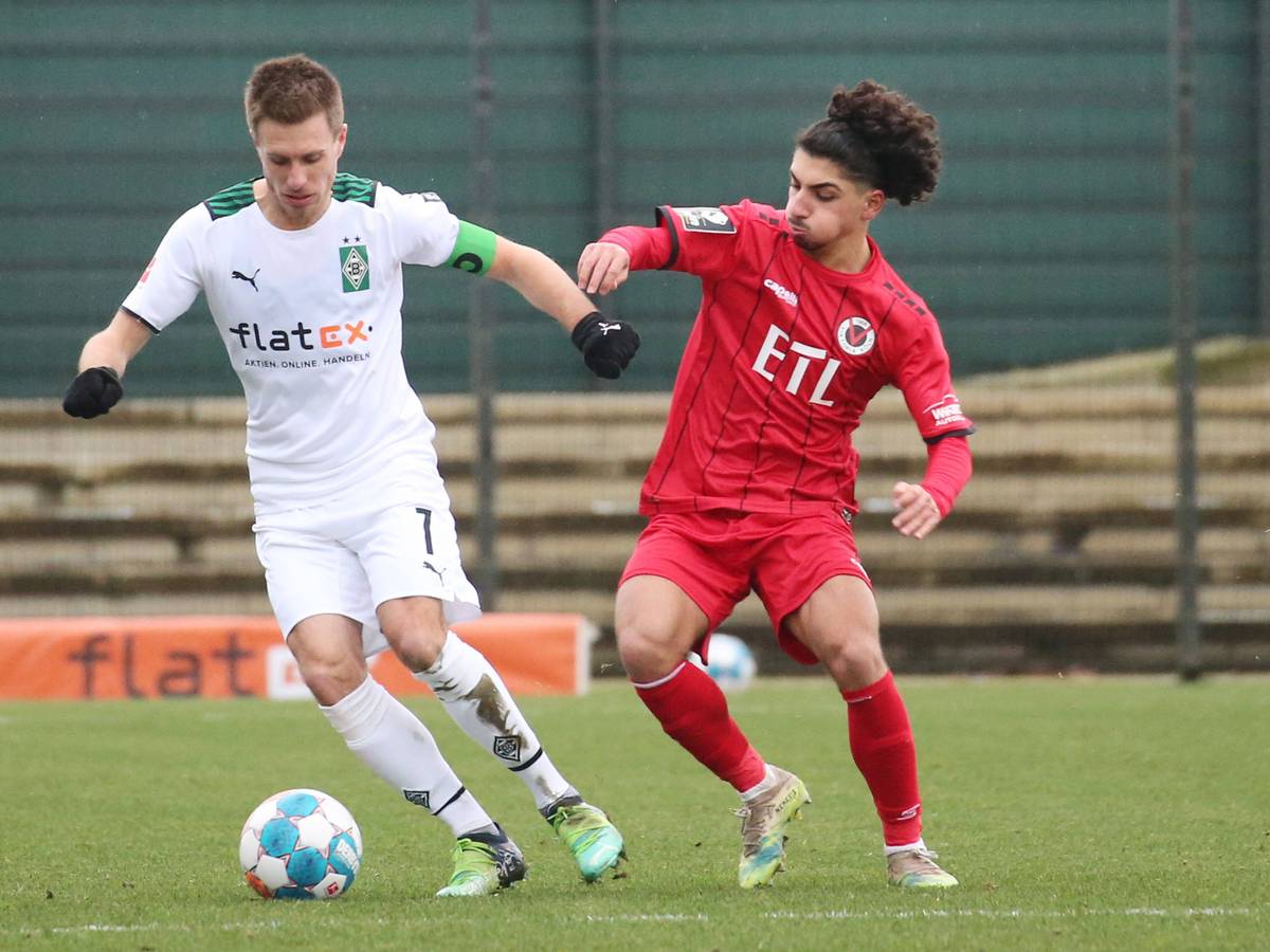 Am Samstag (8. Januar 2022) nach dem Bundesliga-Match gegen bei Bayern München verlor Borussia das Testspiel gegen Drittligist Viktoria Köln auf dem Fohlenplatz mit 2:3. Das Foto zeigt Gladbachs Patrick Herrmann im Zweikampf mit Viktorias Youssef Amyn (r.).