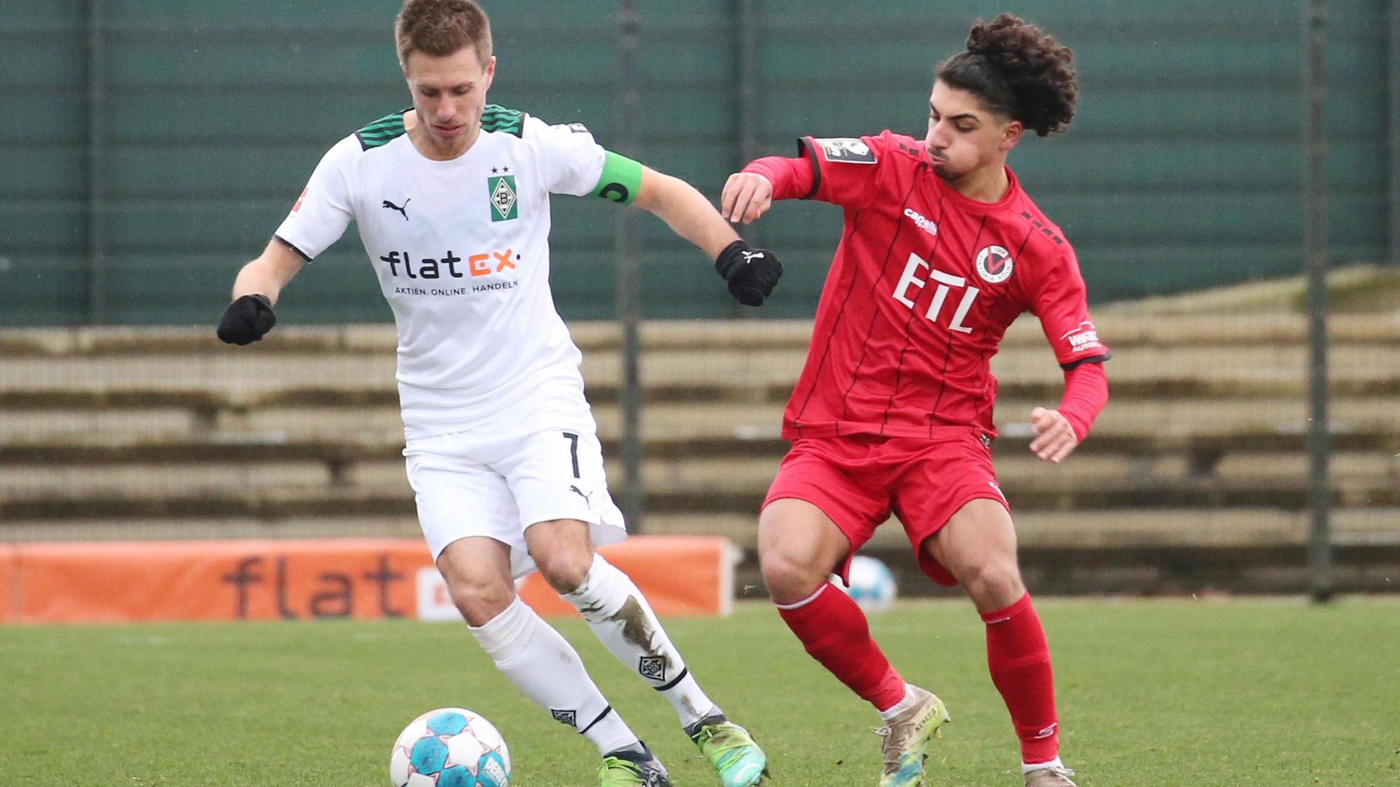 Am Samstag (8. Januar 2022) nach dem Bundesliga-Match gegen bei Bayern München verlor Borussia das Testspiel gegen Drittligist Viktoria Köln auf dem Fohlenplatz mit 2:3. Das Foto zeigt Gladbachs Patrick Herrmann im Zweikampf mit Viktorias Youssef Amyn (r.).