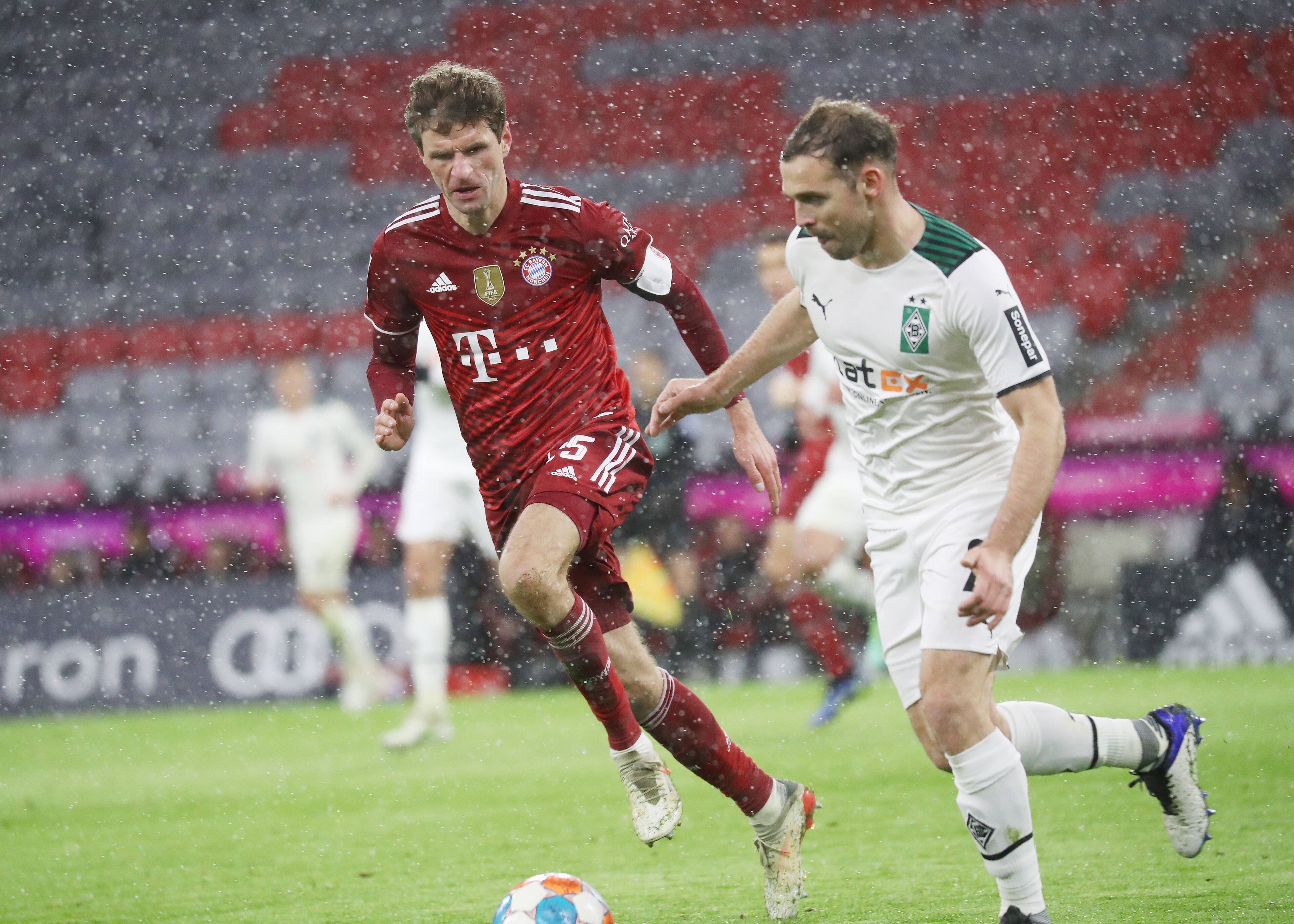 Tony Jantschke von Borussia Mönchengladbach, hier im Zweikampf mit Thomas Müller vom FC Bayern München, gab am Freitagabend (7. Januar 2022) sein Comeback nach längerer Verletzungspause.