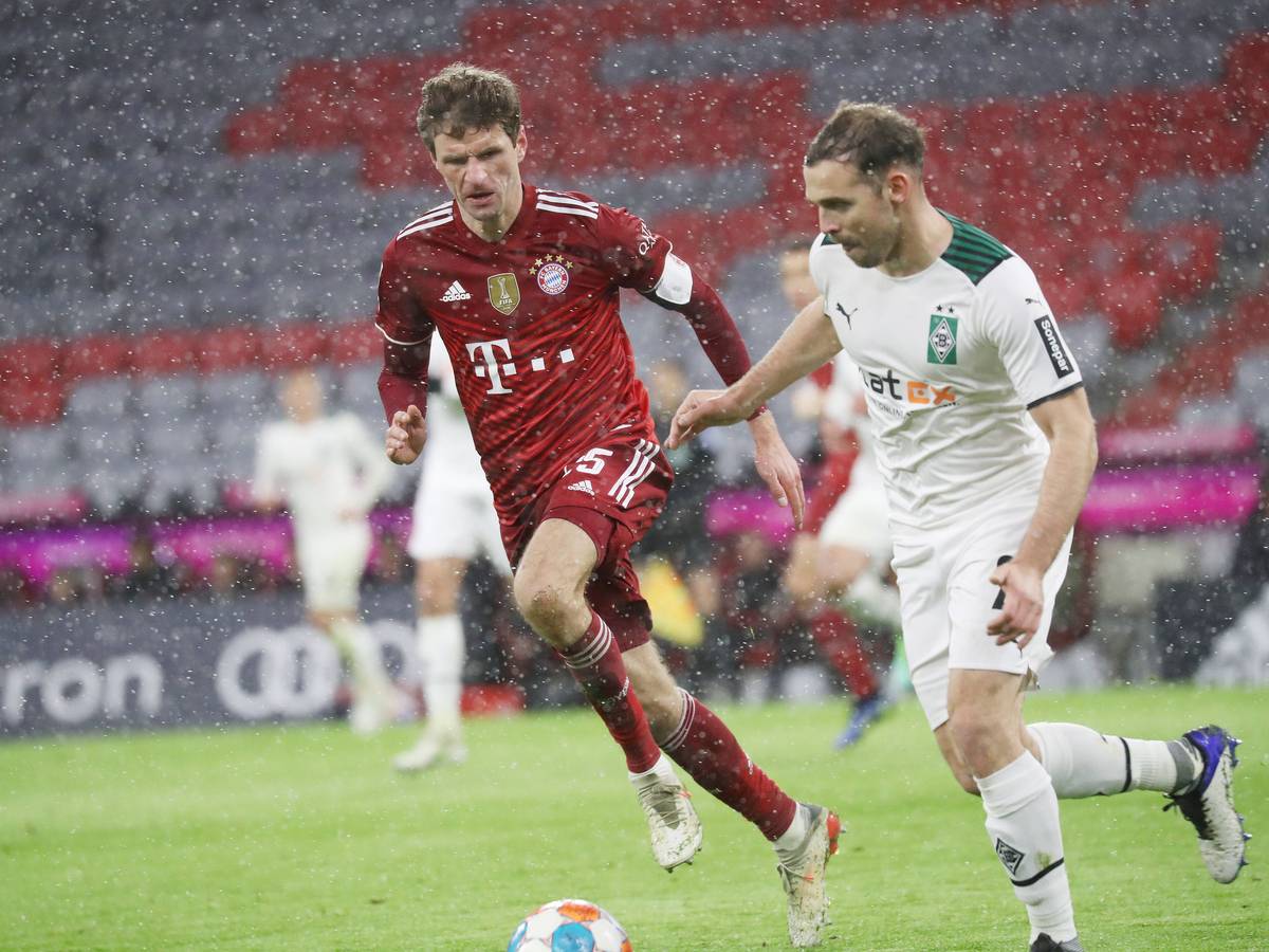 Tony Jantschke von Borussia Mönchengladbach, hier im Zweikampf mit Thomas Müller vom FC Bayern München, gab am Freitagabend (7. Januar 2022) sein Comeback nach längerer Verletzungspause.