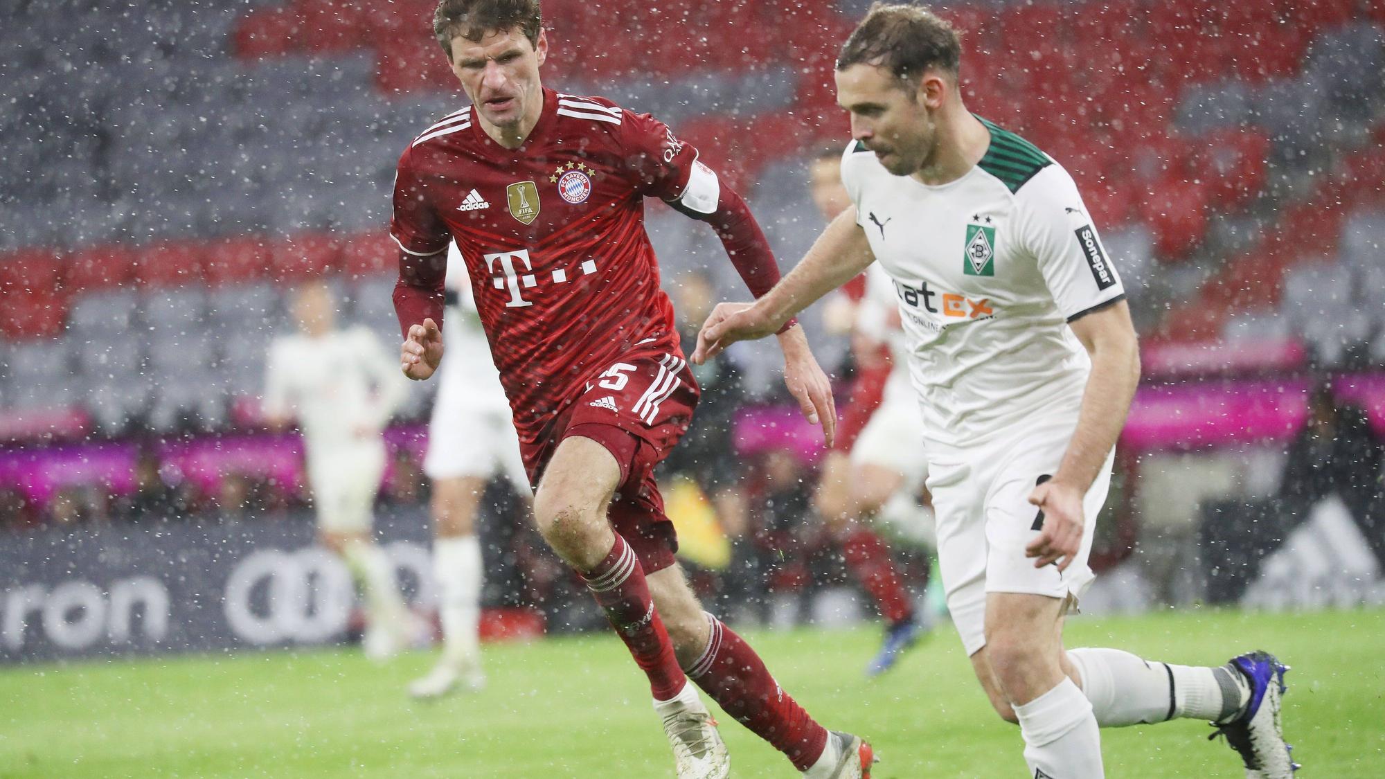 Tony Jantschke von Borussia Mönchengladbach, hier im Zweikampf mit Thomas Müller vom FC Bayern München, gab am Freitagabend (7. Januar 2022) sein Comeback nach längerer Verletzungspause.