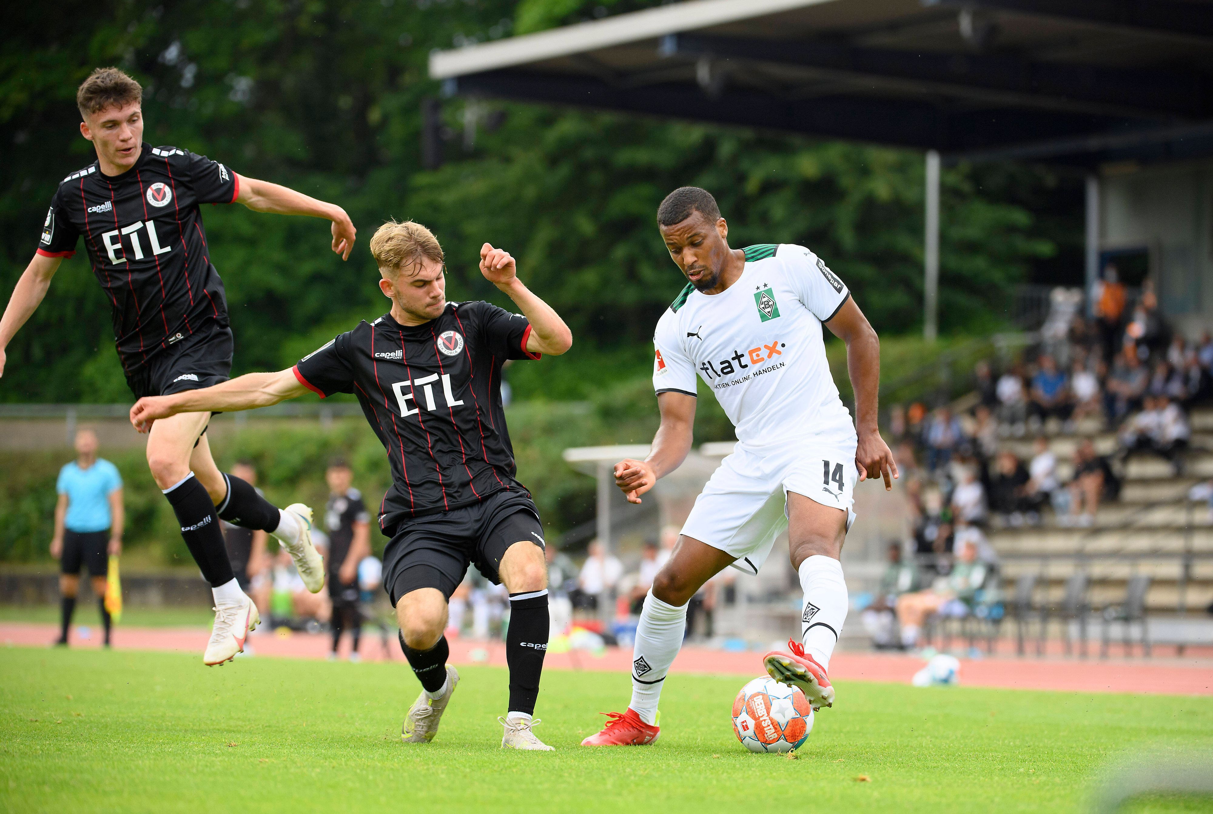 Alassane Plea (re.) von Borussia Mönchengladbach am 10. Juli 2021 im Testspiel gegen Viktoria Köln. In diesem Sommer treffen beide Teams erneut aufeinander.
