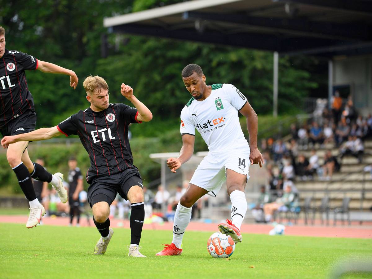 Alassane Plea (re.) von Borussia Mönchengladbach am 10. Juli 2021 im Testspiel gegen Viktoria Köln. In diesem Sommer treffen beide Teams erneut aufeinander.