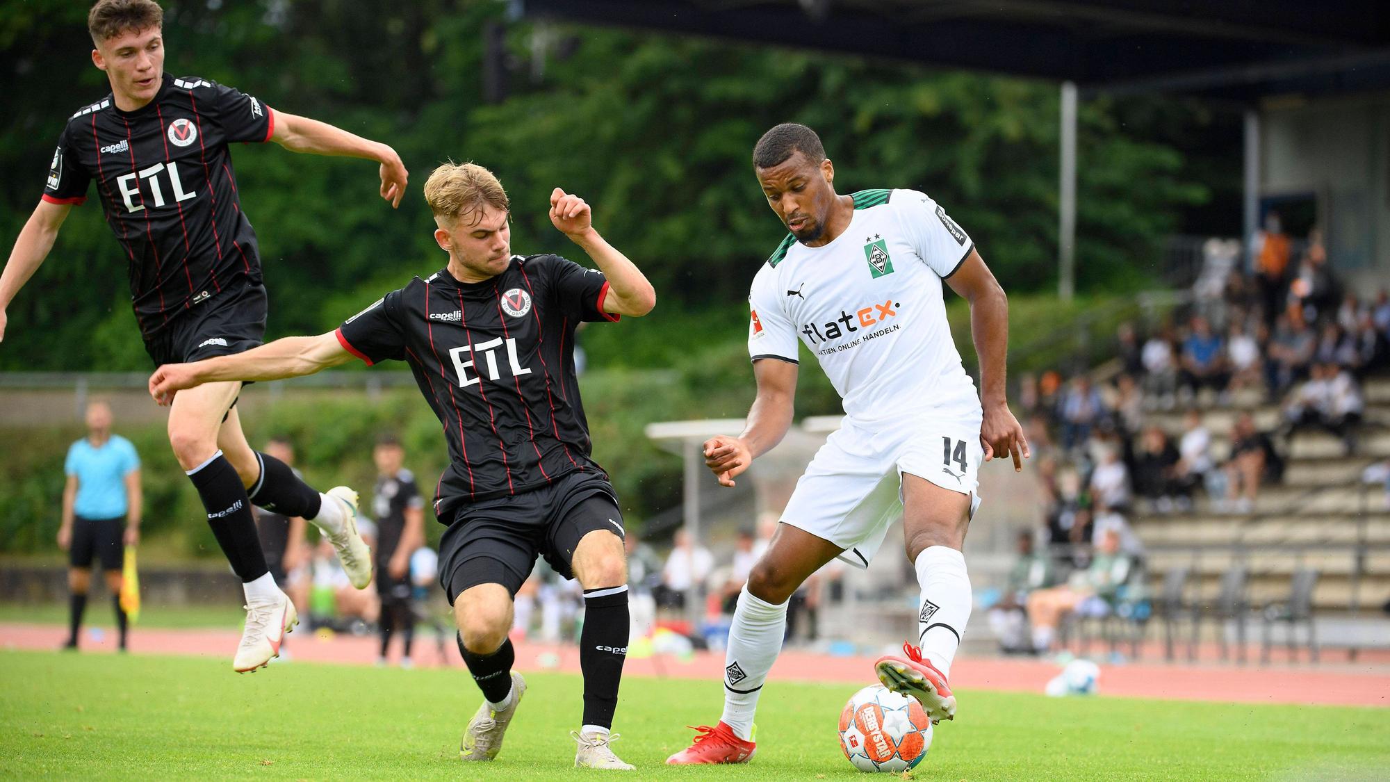 Alassane Plea (re.) von Borussia Mönchengladbach am 10. Juli 2021 im Testspiel gegen Viktoria Köln. In diesem Sommer treffen beide Teams erneut aufeinander.