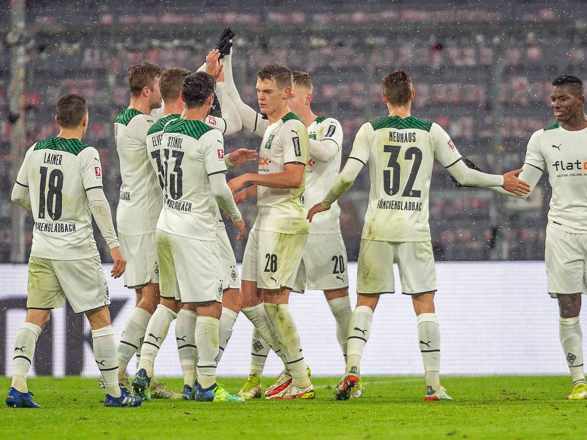 Spieler von Borussia Mönchengladbach klatschen sich beim Rückrunden-Auftaktsieg bei Bayern München (7. Januar 2022) in der Allianz-Arena ab. Zu sehen sind Profis wie Matthias Ginter, Florian Neuhaus oder Stefan Lainer.