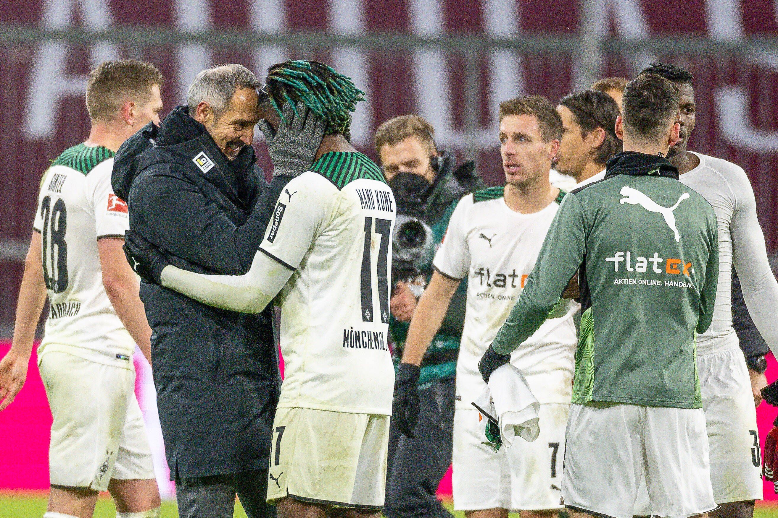Gladbach-Trainer Adi Hütter jubelt mit den Spielern Manu Koné, Patrick Herrmann, Conor Noß und Breel Embolo nach dem Spiel beim FC Bayern München am 7. Januar 2022.