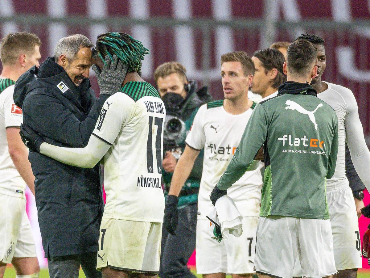 Gladbach-Trainer Adi Hütter jubelt mit den Spielern Manu Koné, Patrick Herrmann, Conor Noß und Breel Embolo nach dem Spiel beim FC Bayern München am 7. Januar 2022.