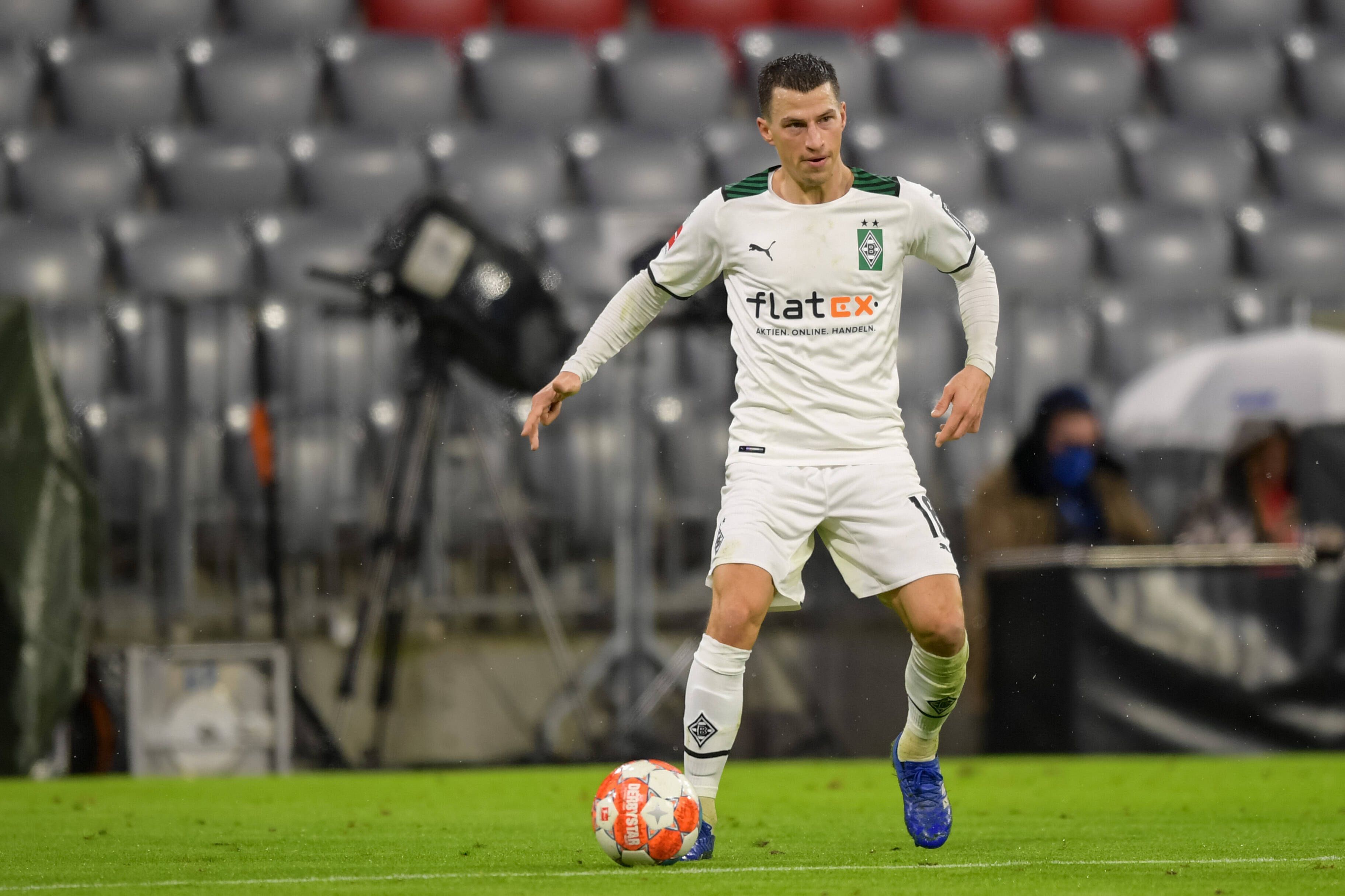 Stefan Lainer, österreichischer Nationalverteidiger, hat im Trikot von Borussia Mönchengladbach beim Sieg in München (7. Januar 2022) eine tadellose Leistung gezeigt. Lainer führt den Ball am rechten Fuß und hat das Spielgeschehen im Blick.