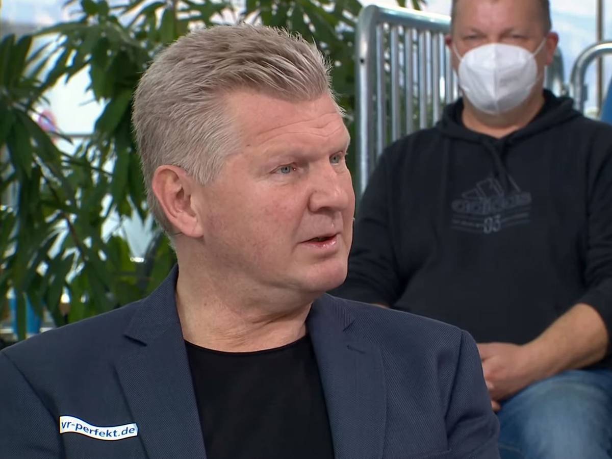 Stefan Effenberg, hier zu sehen am 9. Januar 2022, hat sich im „Doppelpass“ am Sonntag (16. Januar) beim TV-Sender „Sport1“ kritisch zum Umgang von Borussia Mönchengladbach mit Nationalspieler Matthias Ginter geäußert. Matthäus sitzt in einem roten Sessel und blickt Richtung Moderator.