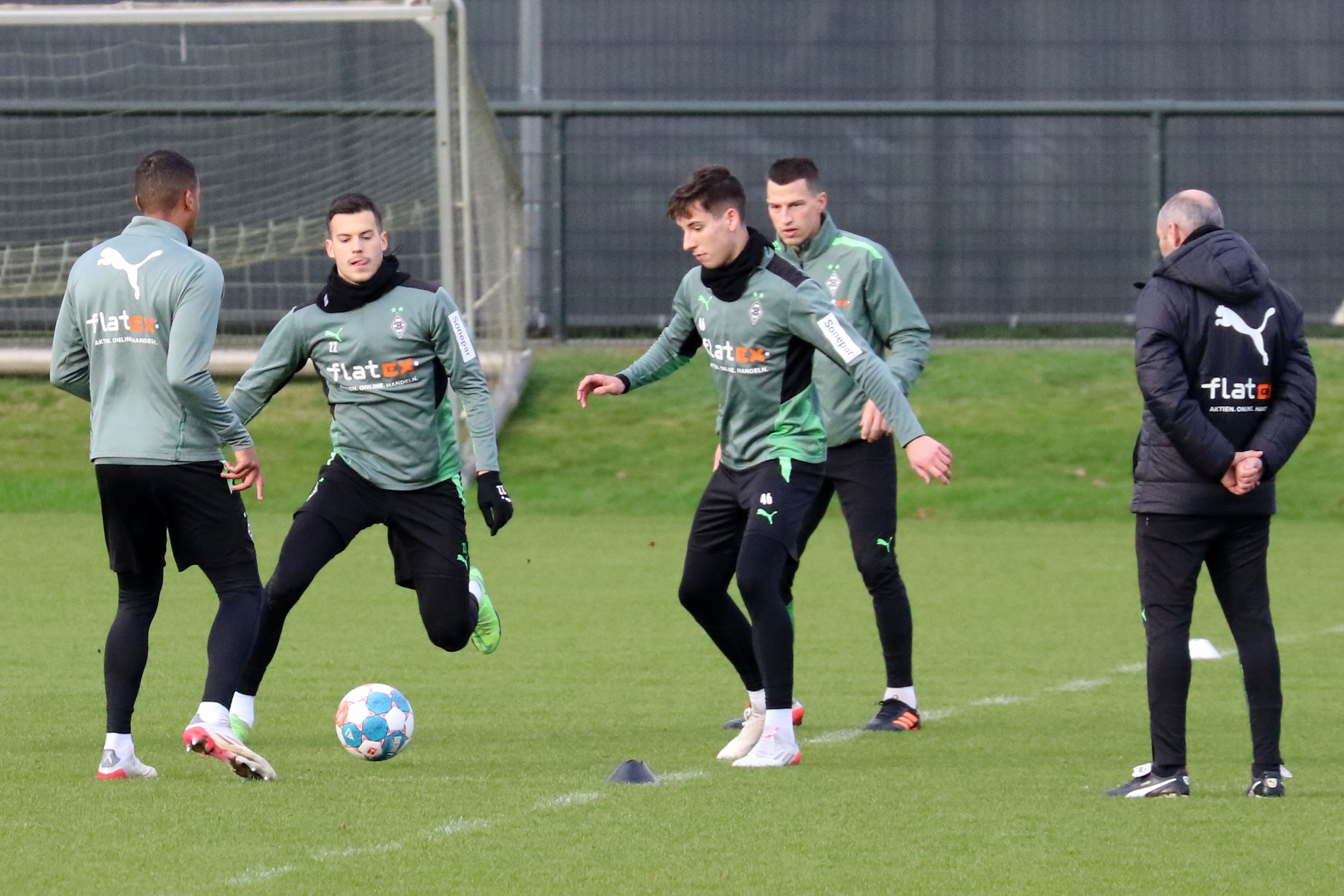 Das Team von Borussia Mönchengladbach startet am Montag (10. Januar 2022) in die Vorbereitung auf das Heimspiel bei Bayer Leverkusen. Das Foto zeigt Alassane Plea, László Bénes, Conor Noß und Stefan Lainer bei einer Einheit am 31. Dezember 2021.