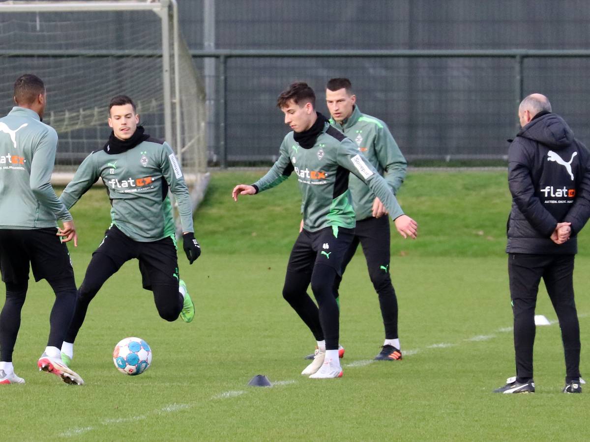 Das Team von Borussia Mönchengladbach startet am Montag (10. Januar 2022) in die Vorbereitung auf das Heimspiel bei Bayer Leverkusen. Das Foto zeigt Alassane Plea, László Bénes, Conor Noß und Stefan Lainer bei einer Einheit am 31. Dezember 2021.