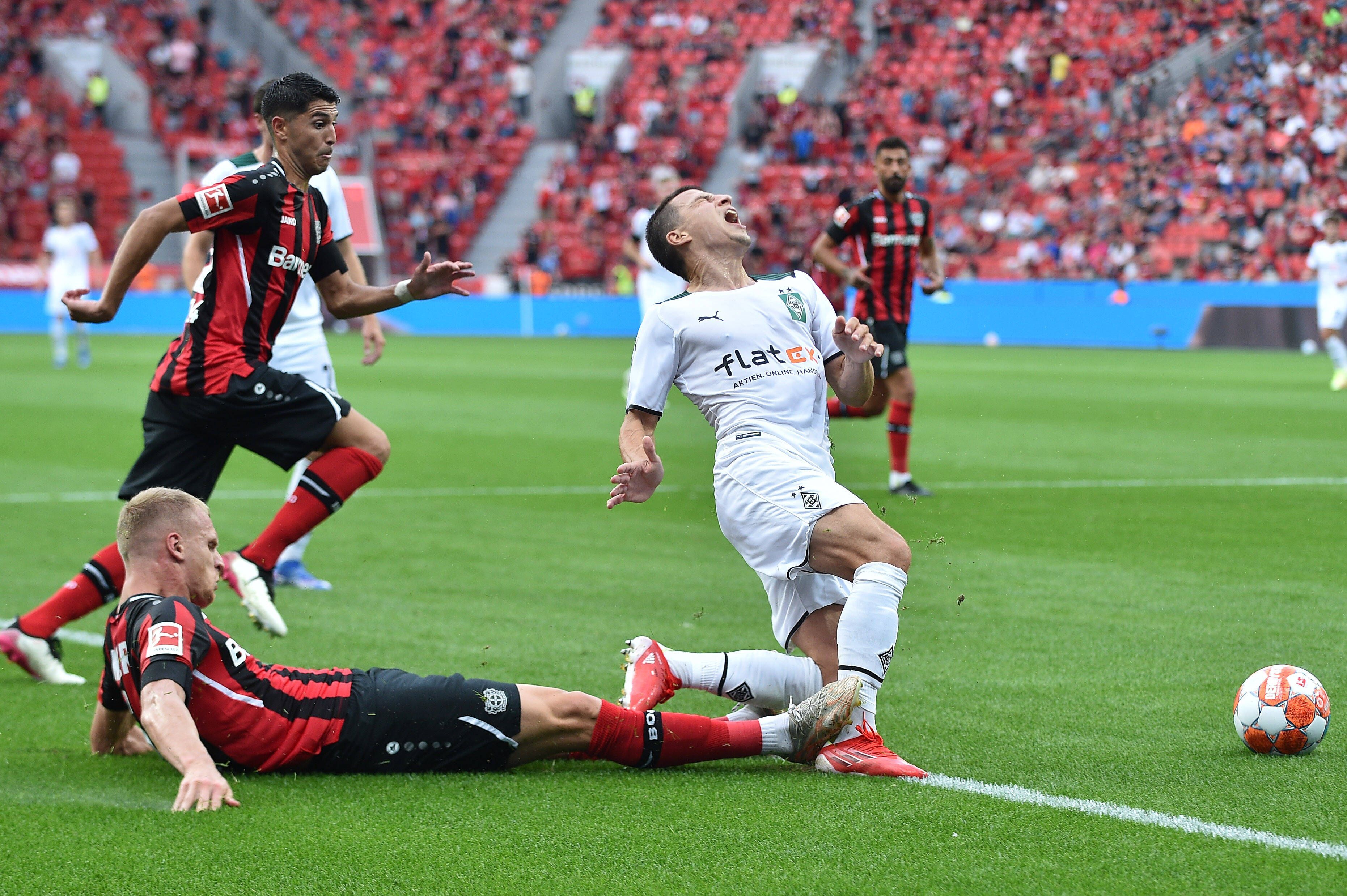Das Knochenbrecher-Foul von Leverkusens Mitchel Bakker am 21. August 2021 an Gladbach-Verteidiger Stefan Lainer in der„ BayArena“. Am nächsten Bundesliga-Spieltag kommt es zum Wiedersehen beider Klubs im Borussia-Park. Bakker trifft Lainer mit ausgestreckten Beinen und bricht dem Österreicher den Knöchel.