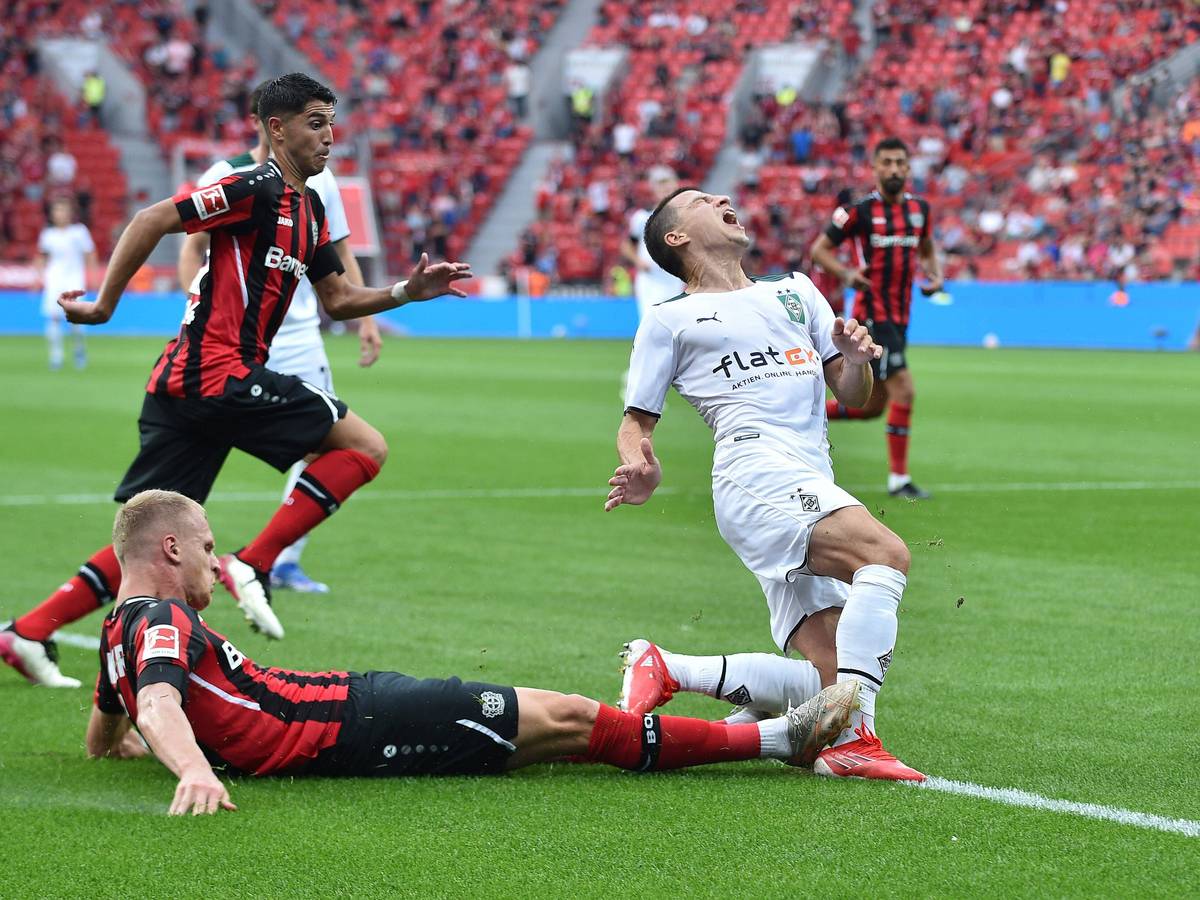 Das Knochenbrecher-Foul von Leverkusens Mitchel Bakker am 21. August 2021 an Gladbach-Verteidiger Stefan Lainer in der„ BayArena“. Am nächsten Bundesliga-Spieltag kommt es zum Wiedersehen beider Klubs im Borussia-Park. Bakker trifft Lainer mit ausgestreckten Beinen und bricht dem Österreicher den Knöchel.