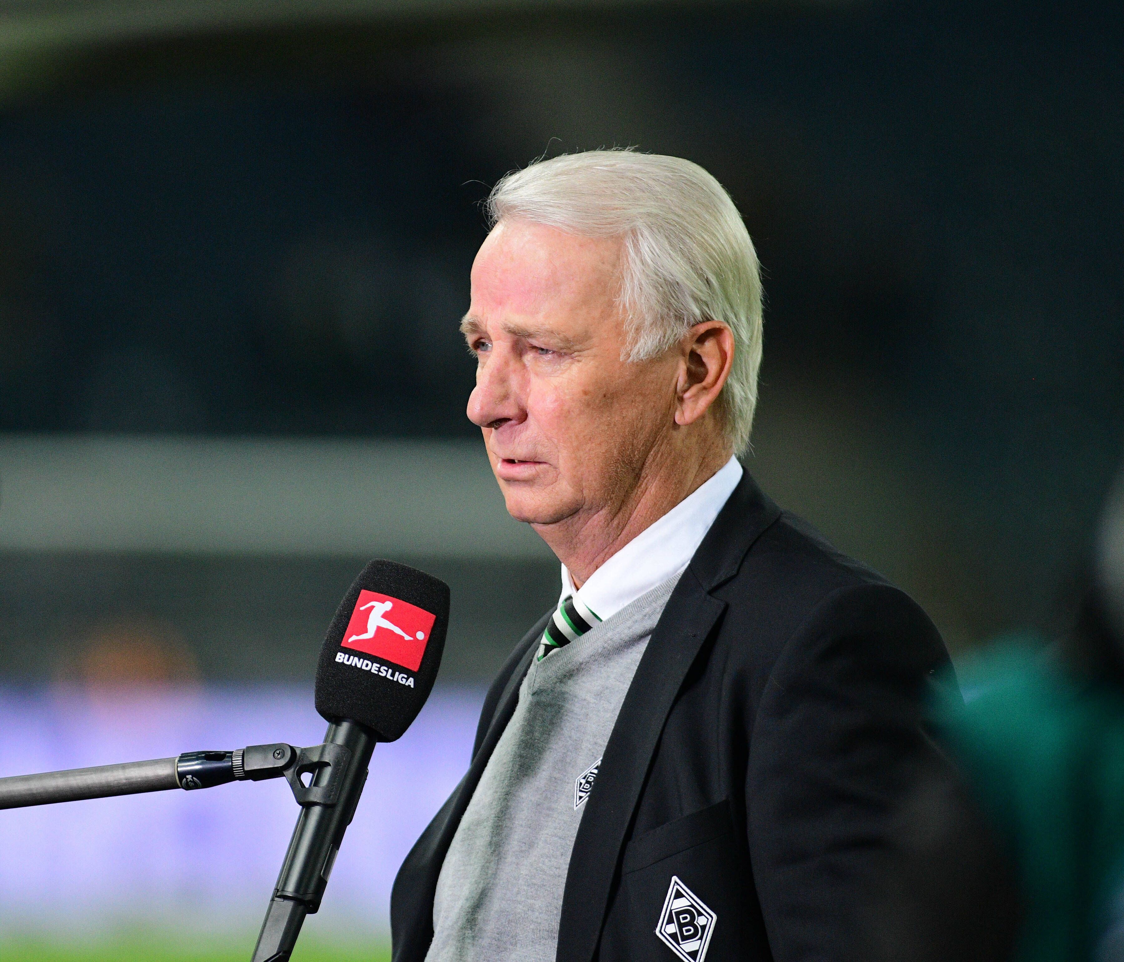 Rainer Bonhof, Vizepräsident von Borussia Mönchengladbach, bei einem Interview am 5. Dezember 2021 im Borussia-Park. Bonhof spricht in ein Mikrofon.