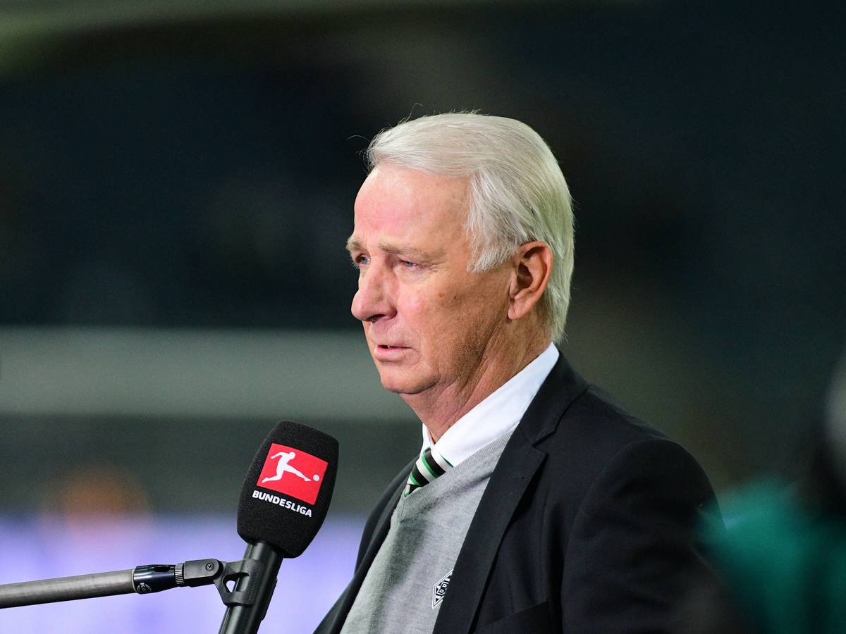 Rainer Bonhof, Vizepräsident von Borussia Mönchengladbach, bei einem Interview am 5. Dezember 2021 im Borussia-Park. Bonhof spricht in ein Mikrofon.