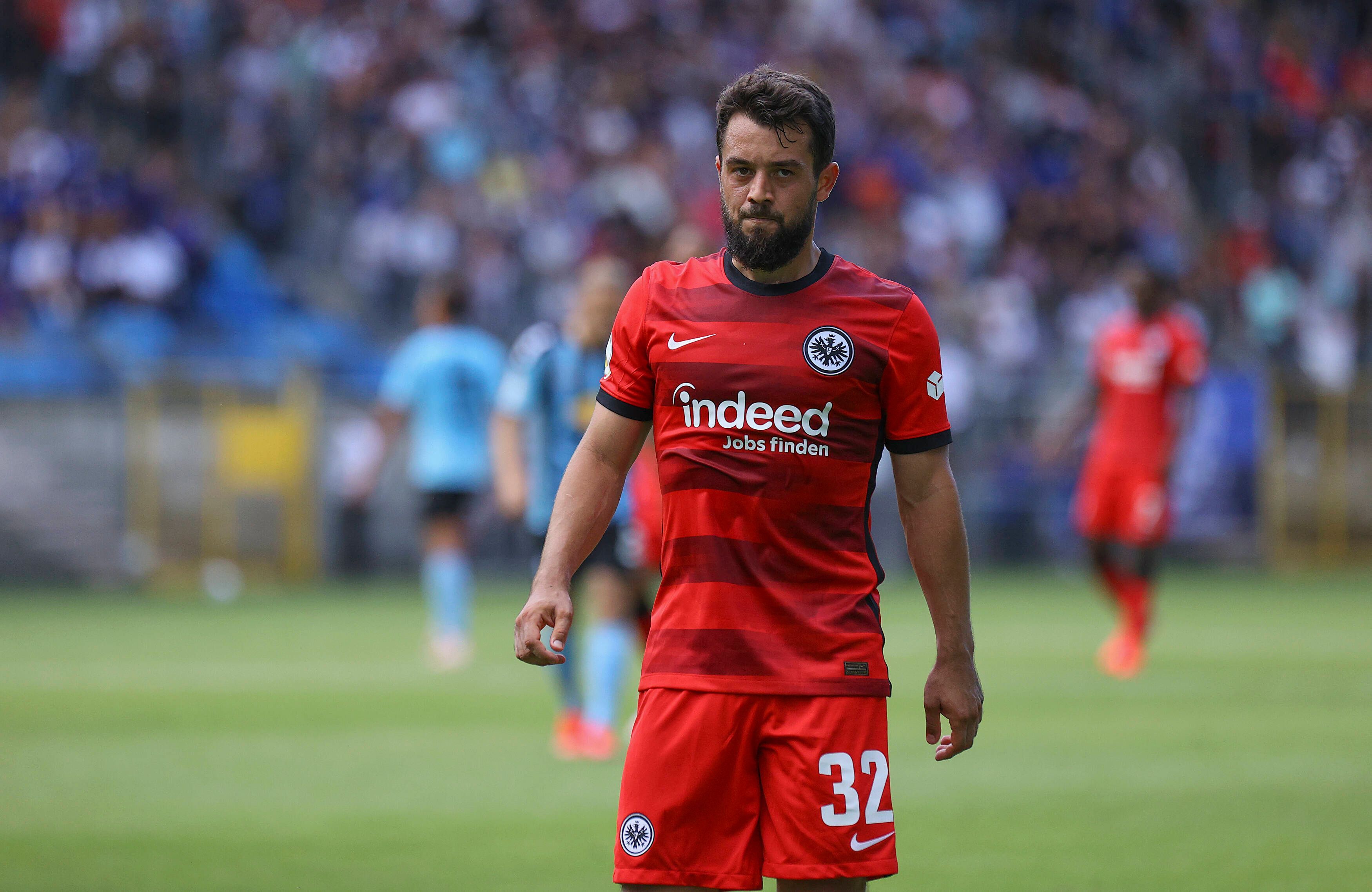 Amin Younes guckt am 08.08.2021 grimmig beim DFB-Pokal-Spiel zwischen Eintracht Frankfurt gegen Waldhof Mannheim.