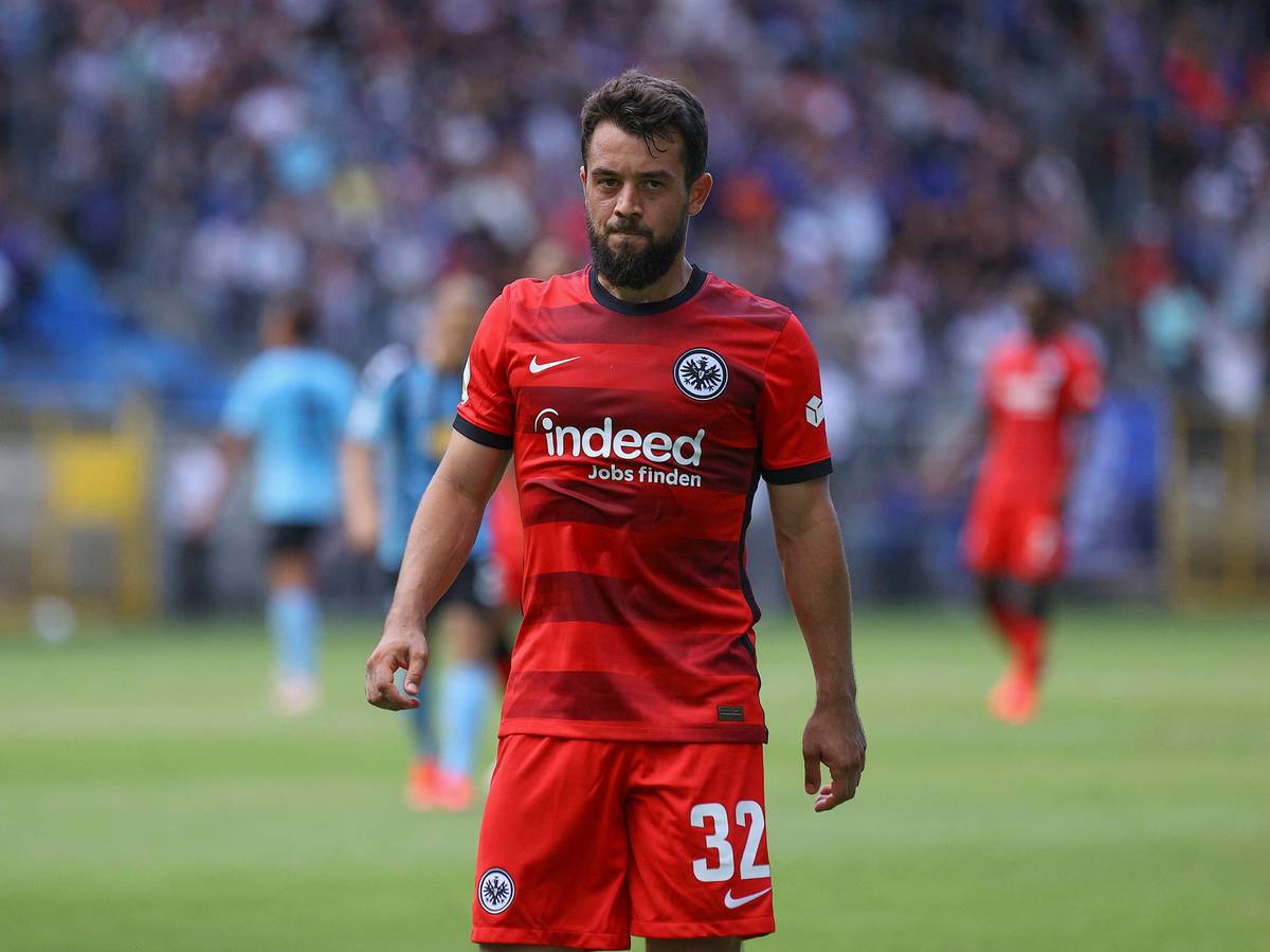 Amin Younes guckt am 08.08.2021 grimmig beim DFB-Pokal-Spiel zwischen Eintracht Frankfurt gegen Waldhof Mannheim.