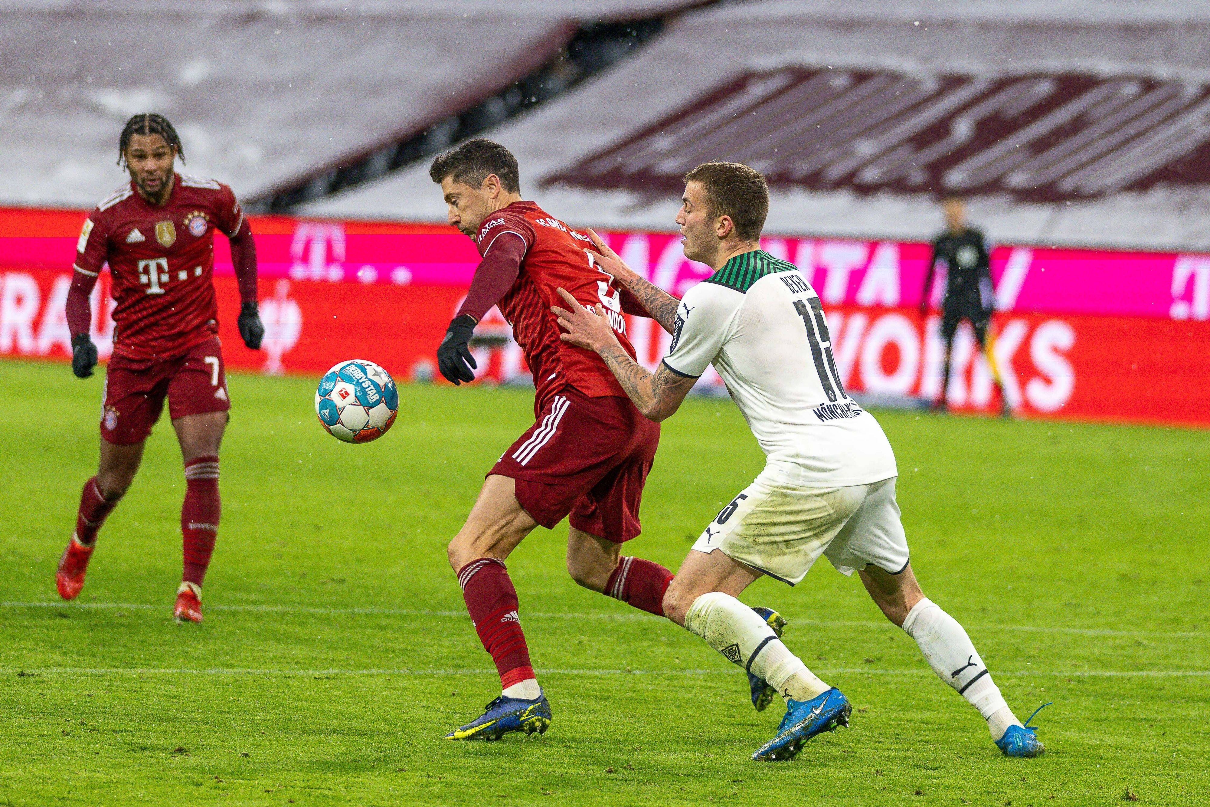 Jordan Beyer von Borussia Mönchengladbach im Zweikampf mit Robert Lewandowski vom FC Bayern München beim Rückrunden-Auftaktmatch am 7. Januar 2022 in der Allianz-Arena.