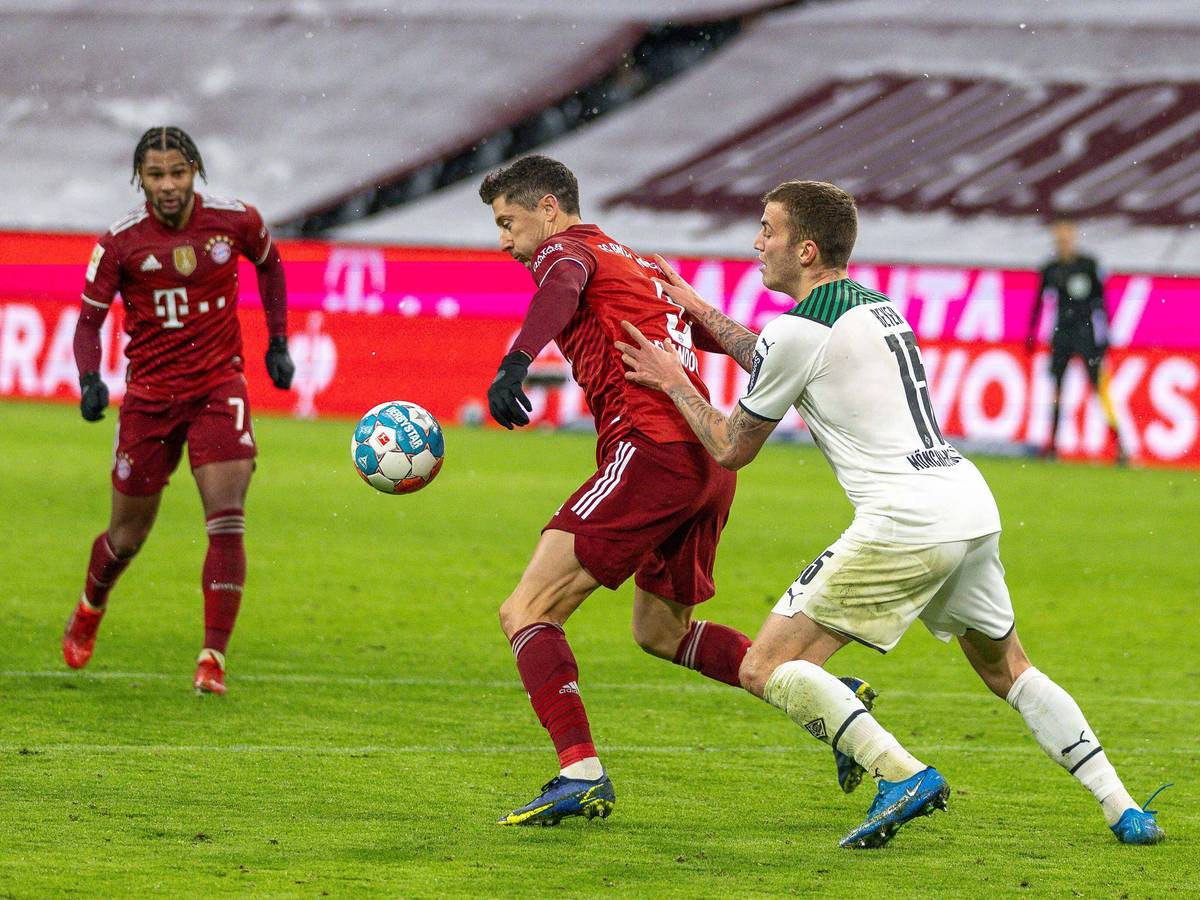 Jordan Beyer von Borussia Mönchengladbach im Zweikampf mit Robert Lewandowski vom FC Bayern München beim Rückrunden-Auftaktmatch am 7. Januar 2022 in der Allianz-Arena.