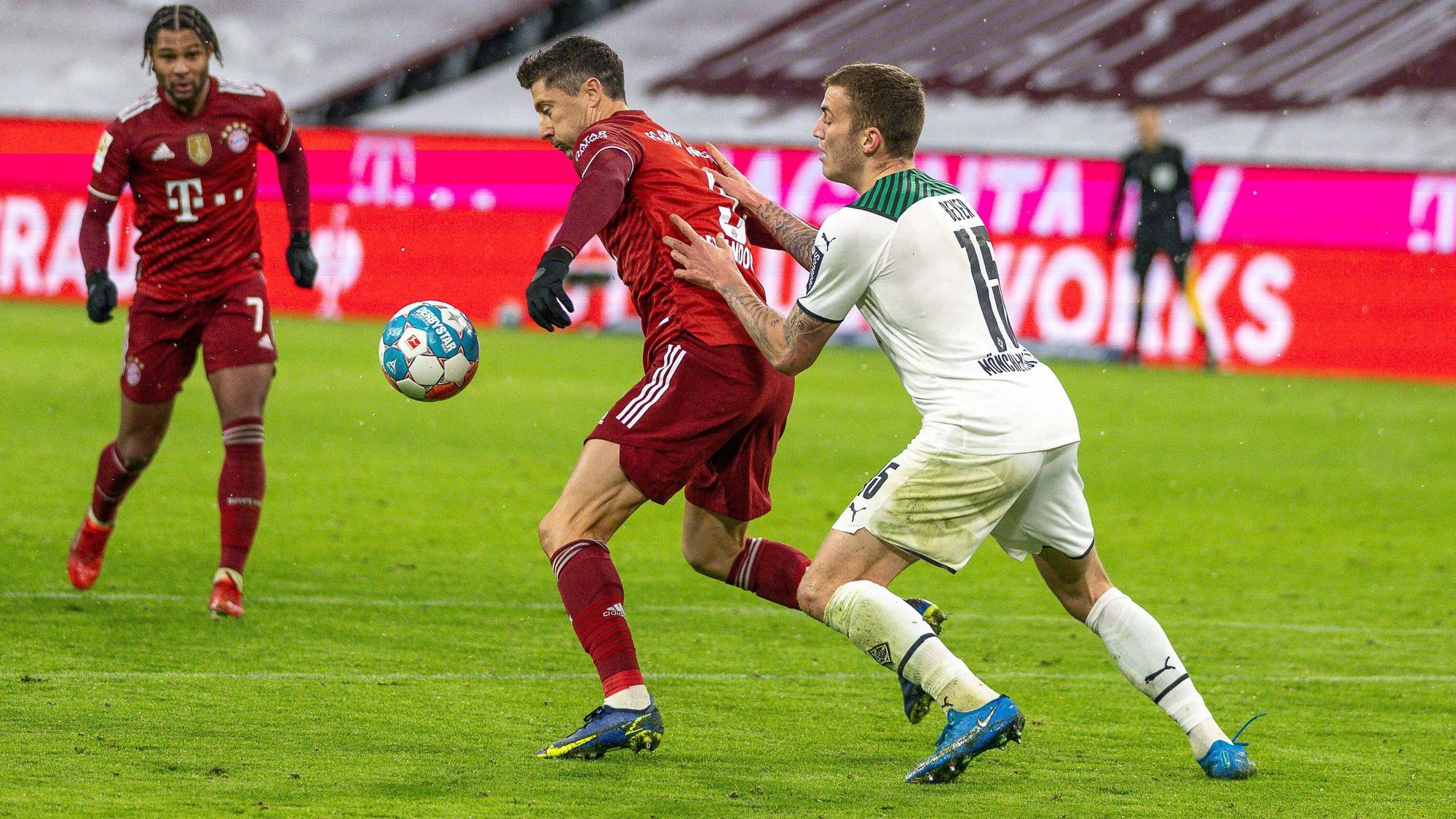 Jordan Beyer von Borussia Mönchengladbach im Zweikampf mit Robert Lewandowski vom FC Bayern München beim Rückrunden-Auftaktmatch am 7. Januar 2022 in der Allianz-Arena.