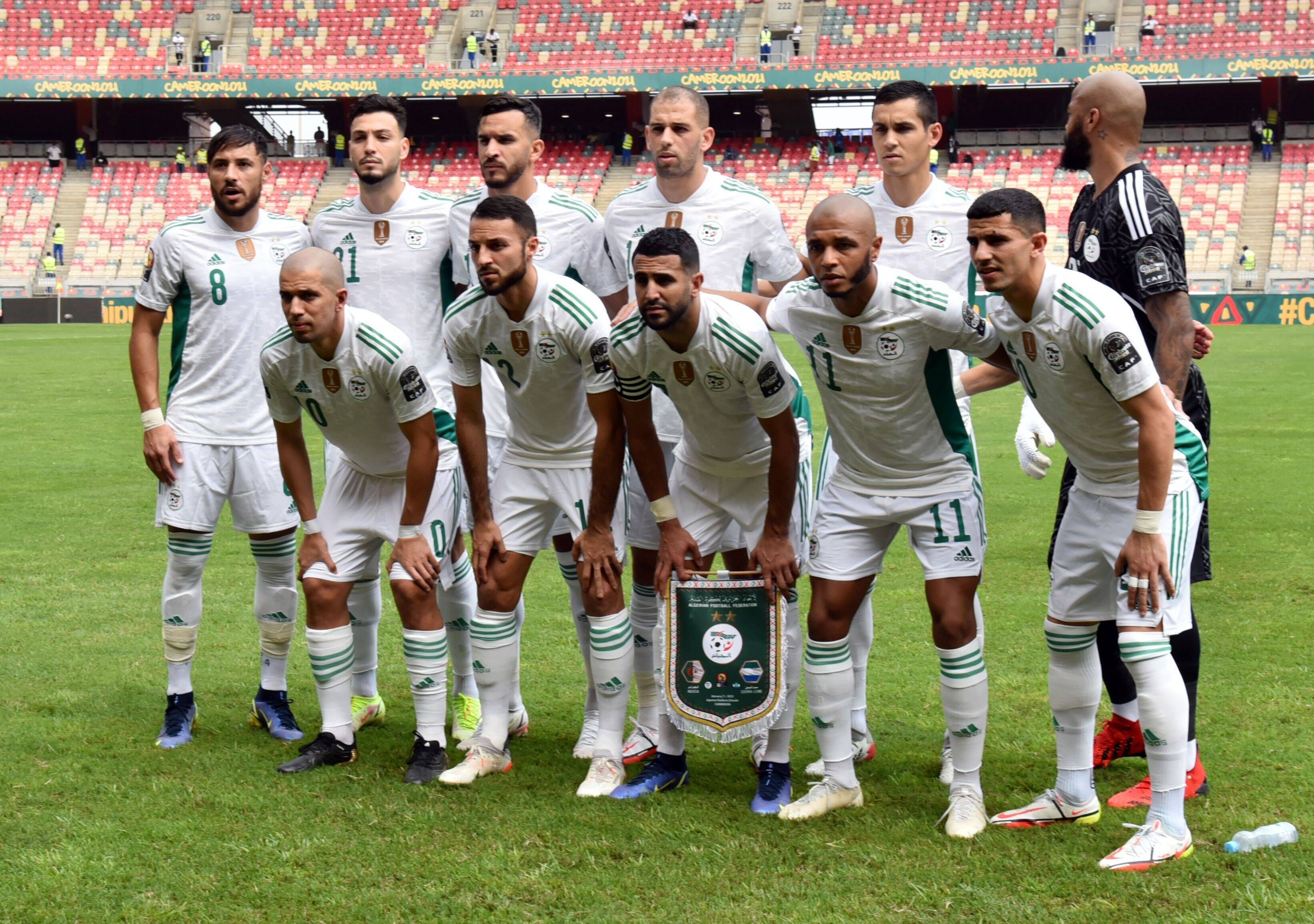 Gladbach-Verteidiger Ramy Bensebaini (2.v.o.l.) hat mit Algerien zum Auftakt des Afrika-Cups am Dienstag (11. Januar 2022) ein torloses Remis gegen Sierra Leone erlebt. Bensebaini hat sich mit seinen Kollegen zum Mannschaftsfoto aufgestellt.