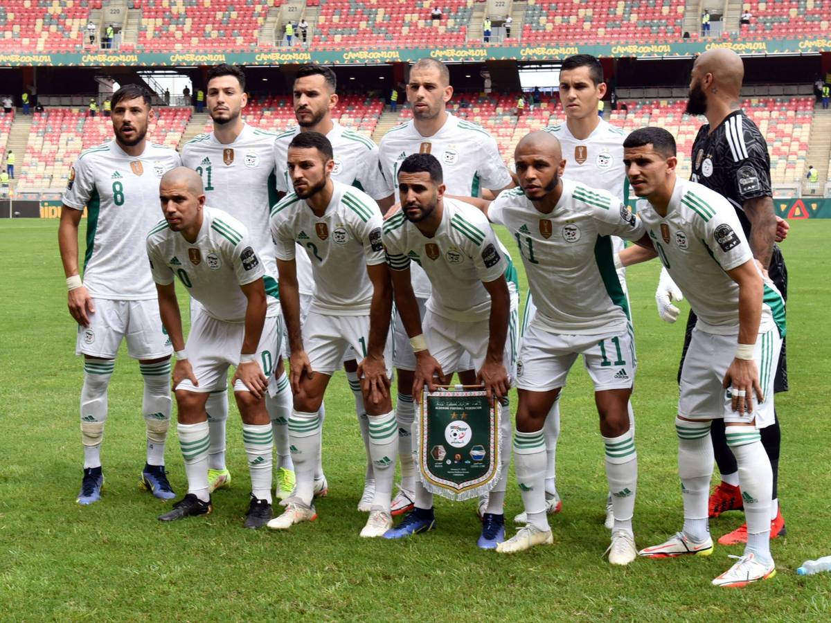 Gladbach-Verteidiger Ramy Bensebaini (2.v.o.l.) hat mit Algerien zum Auftakt des Afrika-Cups am Dienstag (11. Januar 2022) ein torloses Remis gegen Sierra Leone erlebt. Bensebaini hat sich mit seinen Kollegen zum Mannschaftsfoto aufgestellt.