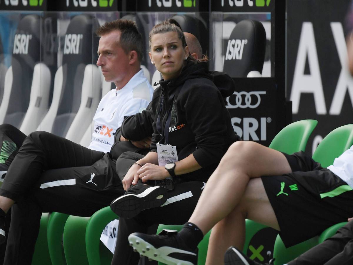 Teammanagerin Sedrina Schaller von Fußball-Bundesligist Borussia Mönchengladbach, auf diesem Foto am 31. Juli 2021 im Borussia-Park zu sehen. Sie sitzt auf der Reservebank.