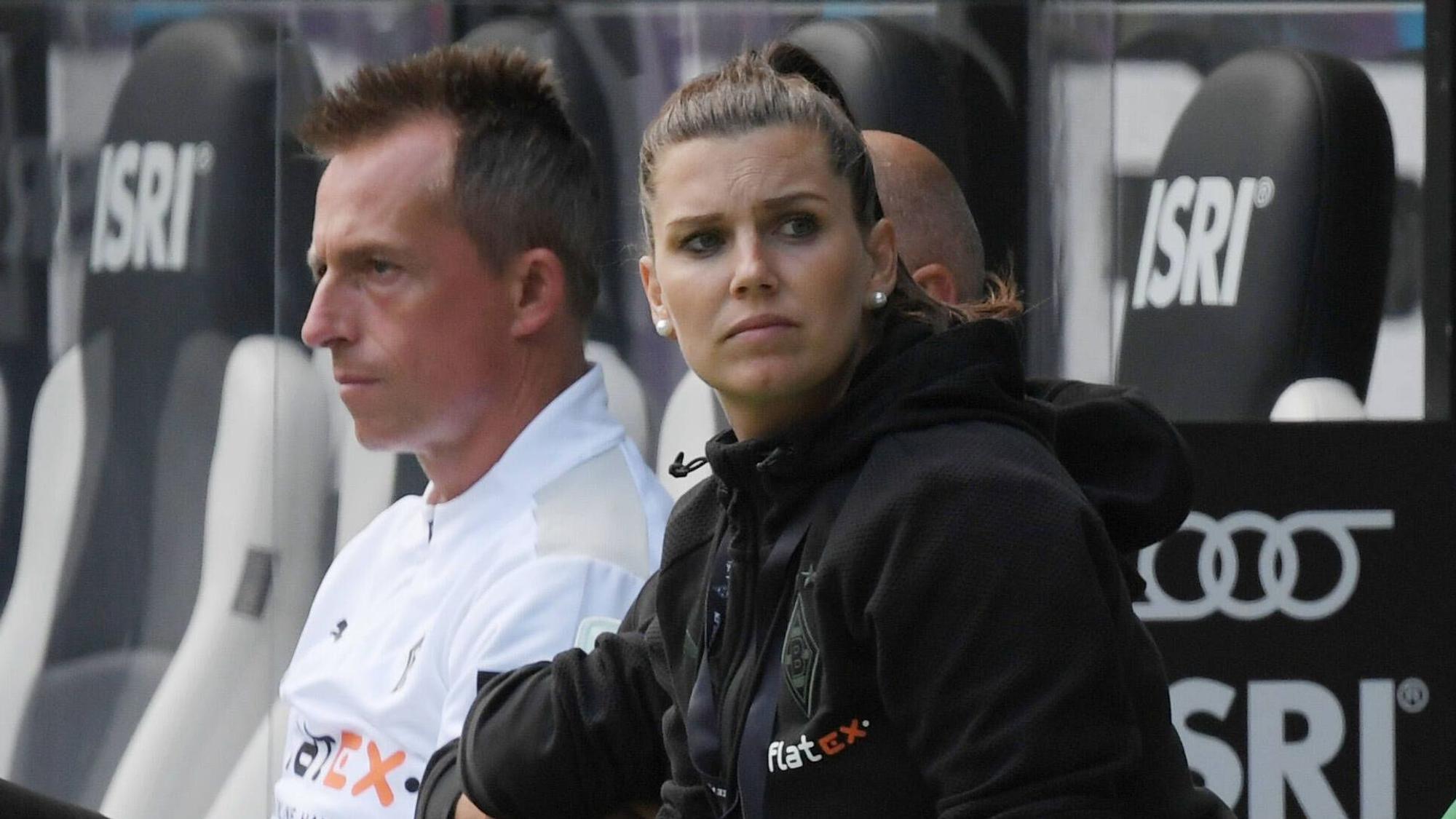 Teammanagerin Sedrina Schaller von Fußball-Bundesligist Borussia Mönchengladbach, auf diesem Foto am 31. Juli 2021 im Borussia-Park zu sehen. Sie sitzt auf der Reservebank.