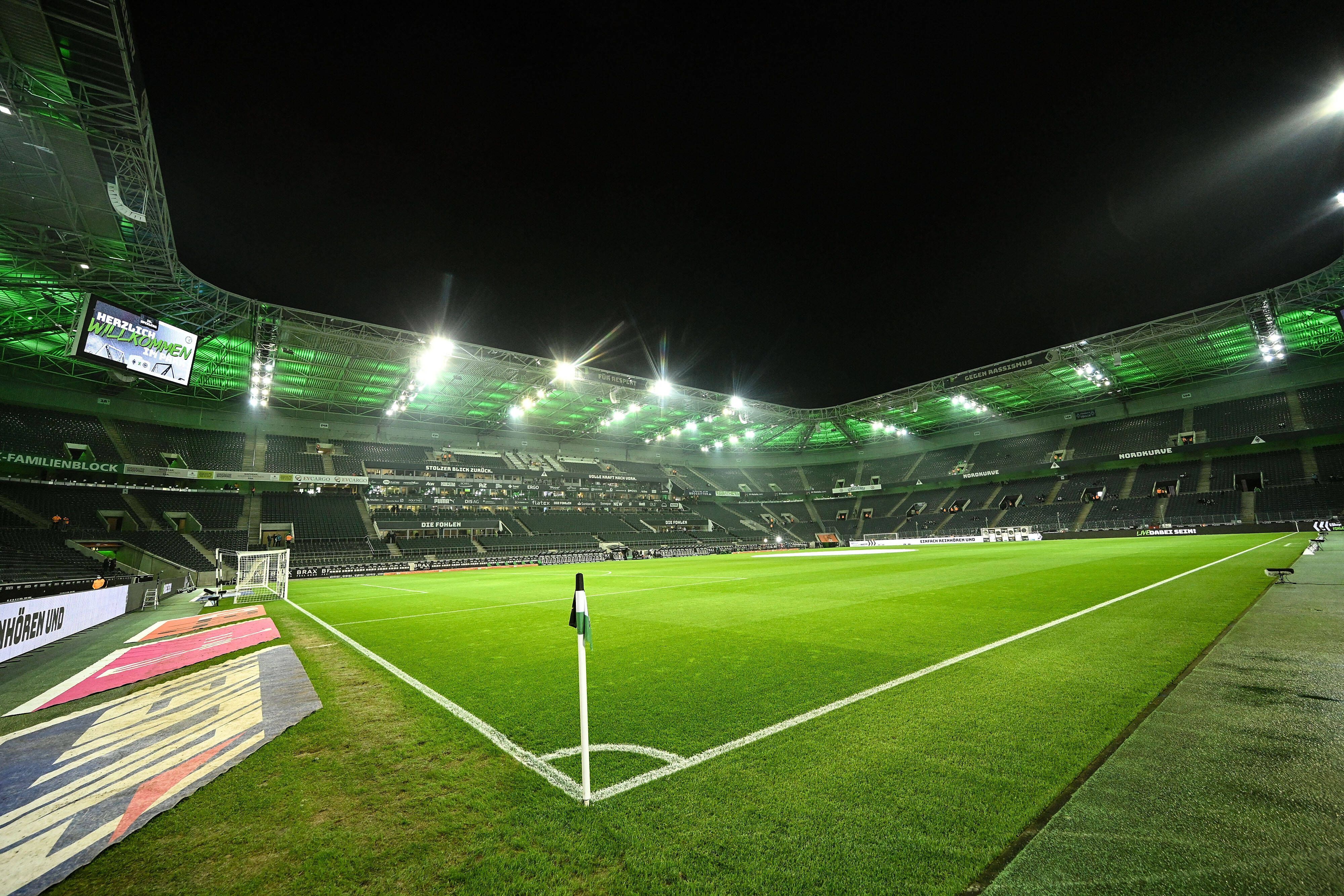 Der Borussia-Park in Mönchengladbach. Dieses Bild zeigt das Stadion der Fohlen-Elf am 15. Dezember 2021. Die leere Arena ist beleuchtet, das Flutlicht strahlt.