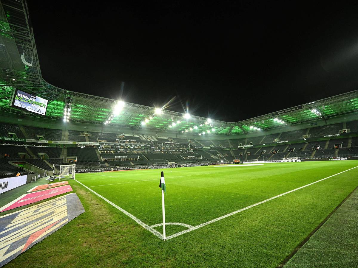 Der Borussia-Park in Mönchengladbach. Dieses Bild zeigt das Stadion der Fohlen-Elf am 15. Dezember 2021. Die leere Arena ist beleuchtet, das Flutlicht strahlt.