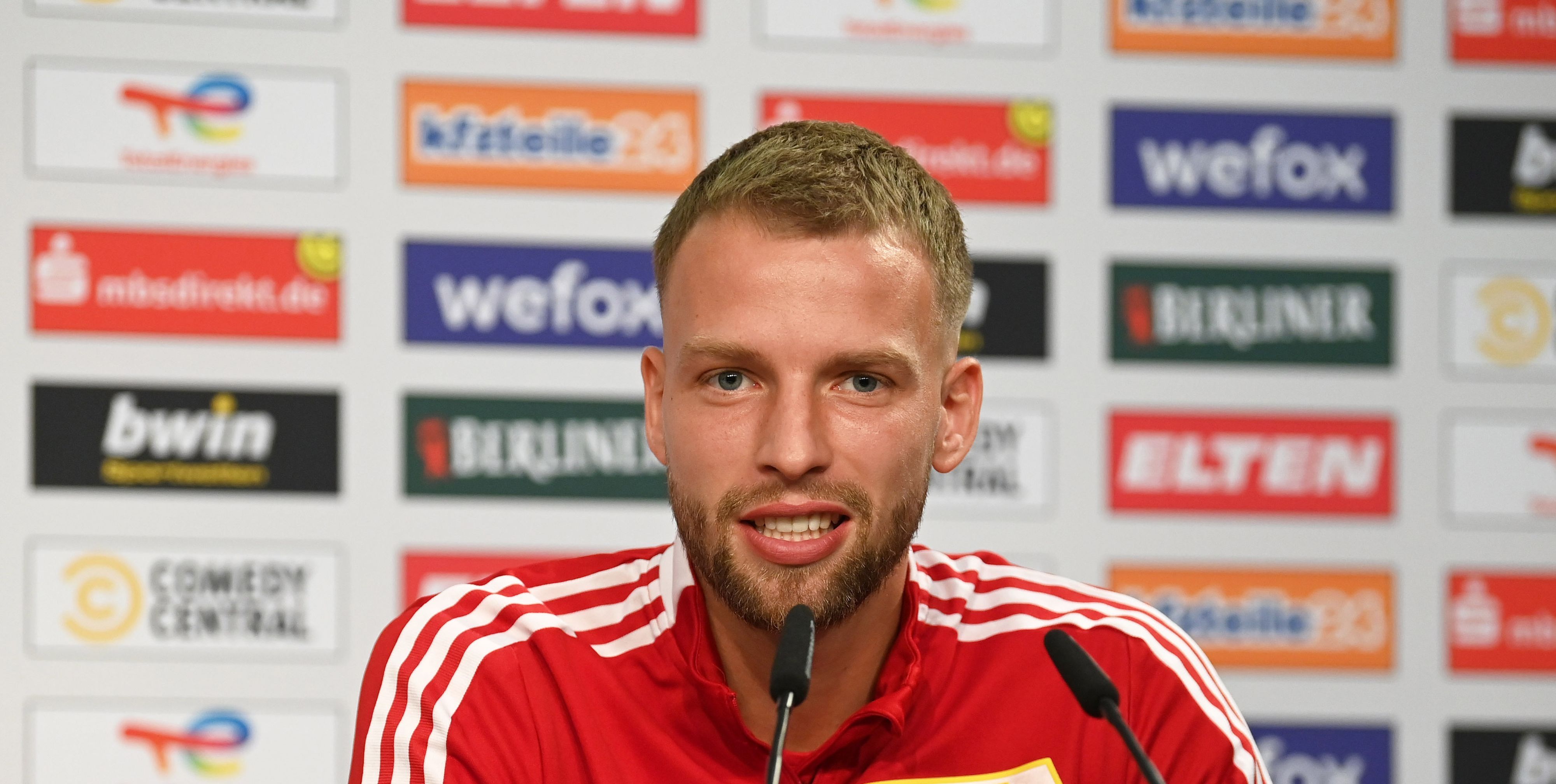 Innenverteidiger Marvin Friedrich steht seit dem 11. Januar 2022 bei Borussia Mönchengladbach unter Vertrag. Auf diesem Foto ist der 26-Jährige am 25. August 2021 in Berlin zu sehen. Friedrich spricht während einer Pressekonferenz in ein Mikrofon.