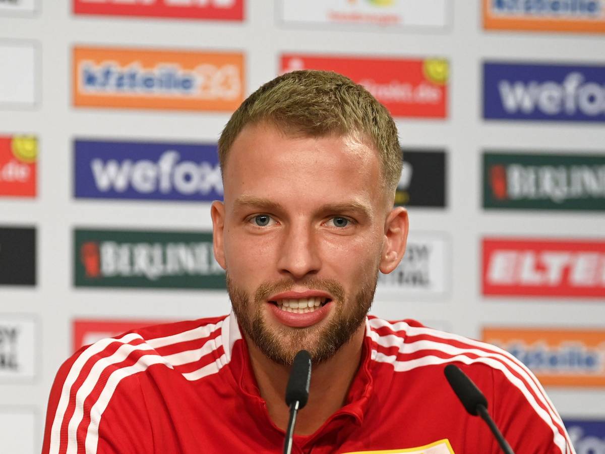 Innenverteidiger Marvin Friedrich steht seit dem 11. Januar 2022 bei Borussia Mönchengladbach unter Vertrag. Auf diesem Foto ist der 26-Jährige am 25. August 2021 in Berlin zu sehen. Friedrich spricht während einer Pressekonferenz in ein Mikrofon.