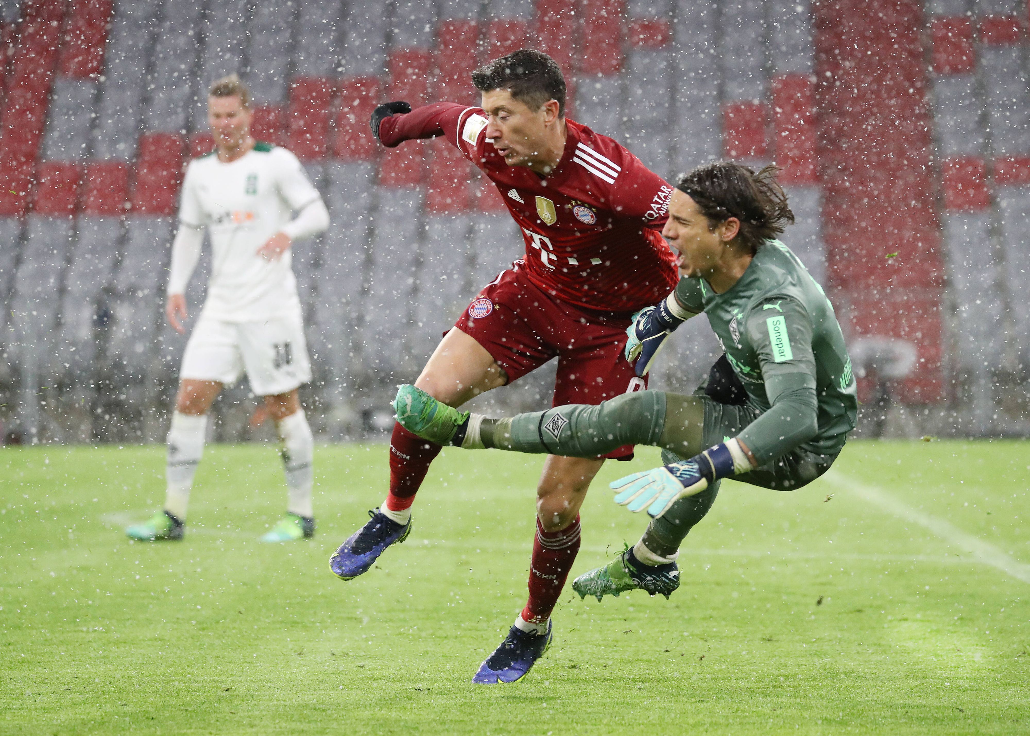 Borussia-Mönchengladbach-Torhüter Yann Sommer (r.) im Zweikampf mit Robert Lewandowski (M.9, Stürmer von Bayern München, während des Bundesliga-Duells am 7. Januar 2022 in der Allianz-Arena. Sommer schreibt und fällt zu Boden.