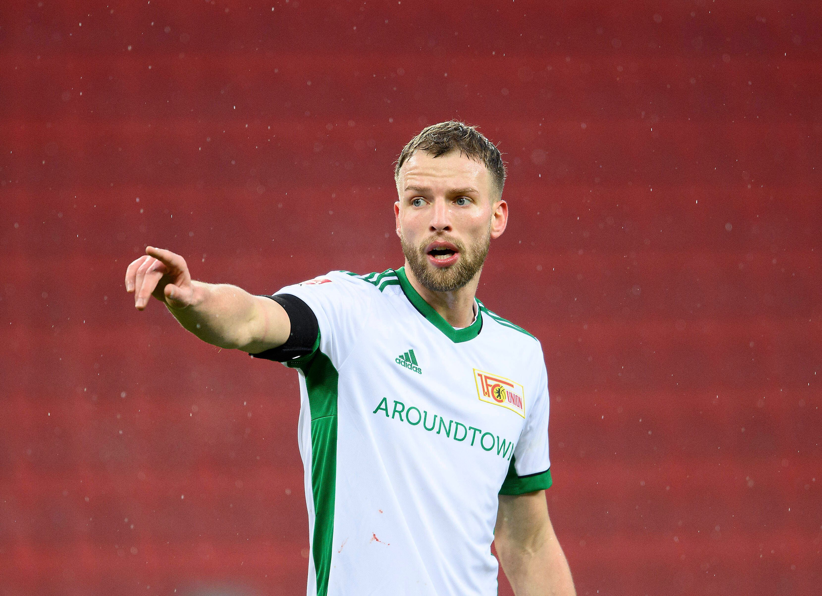 Marvin Friedrich von Union Berlin wechselt zu Borussia Mönchengladbach. Auf diesem Foto ist der Innenverteidiger am 8. Januar 2022 in Leverkusen zu sehen. Friedrich macht eine Geste und zeigt mit dem Finger nach vorne.
