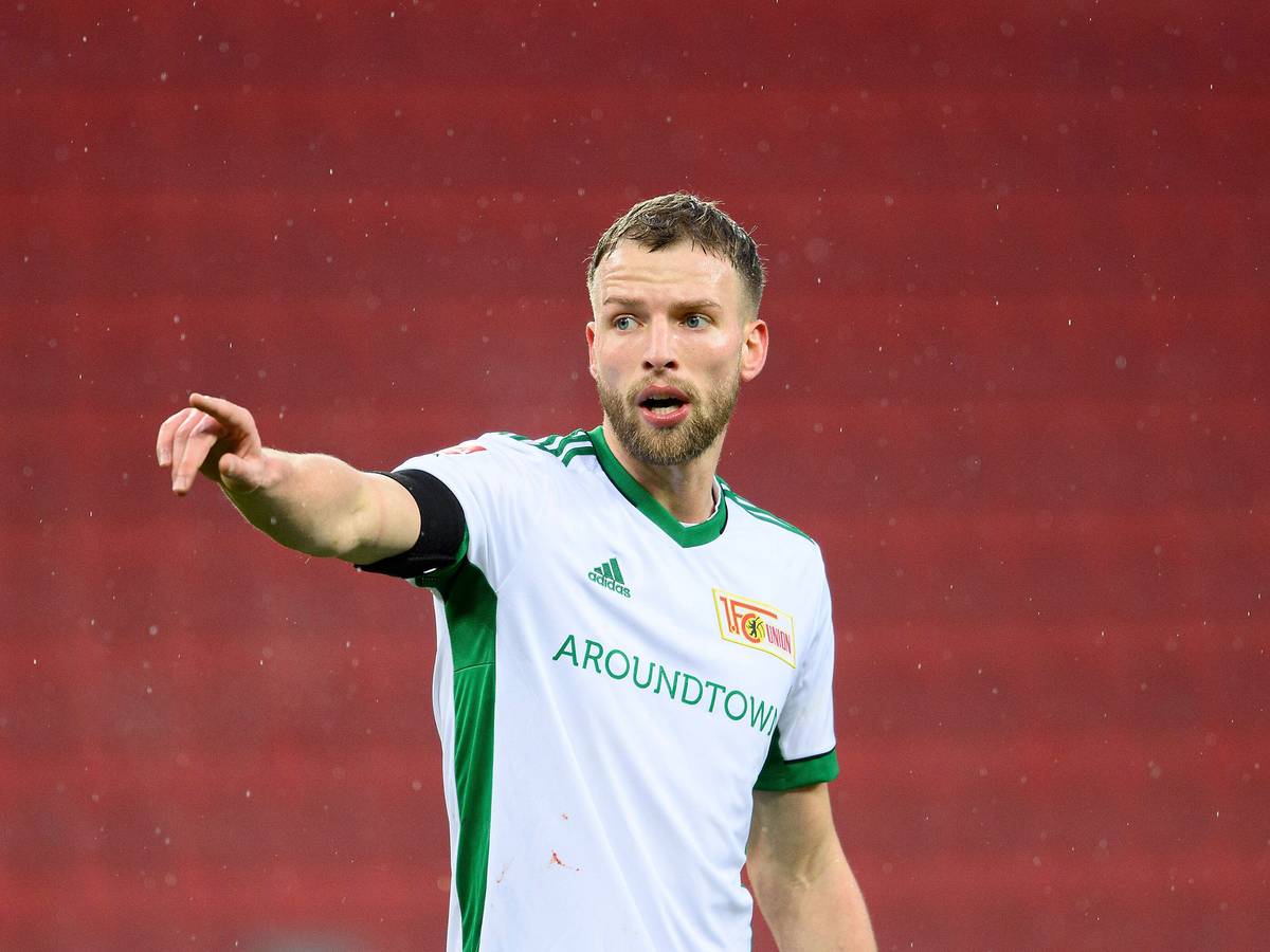 Marvin Friedrich von Union Berlin wechselt zu Borussia Mönchengladbach. Auf diesem Foto ist der Innenverteidiger am 8. Januar 2022 in Leverkusen zu sehen. Friedrich macht eine Geste und zeigt mit dem Finger nach vorne.