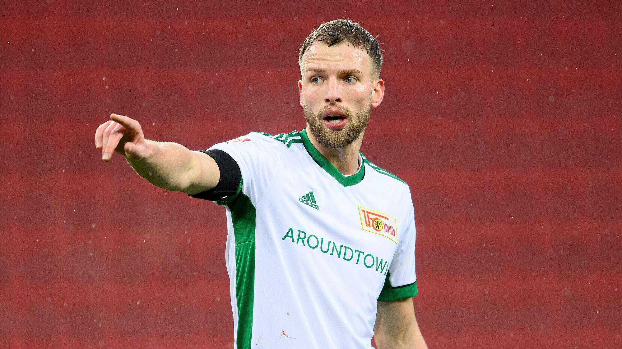 Marvin Friedrich von Union Berlin wechselt zu Borussia Mönchengladbach. Auf diesem Foto ist der Innenverteidiger am 8. Januar 2022 in Leverkusen zu sehen. Friedrich macht eine Geste und zeigt mit dem Finger nach vorne.