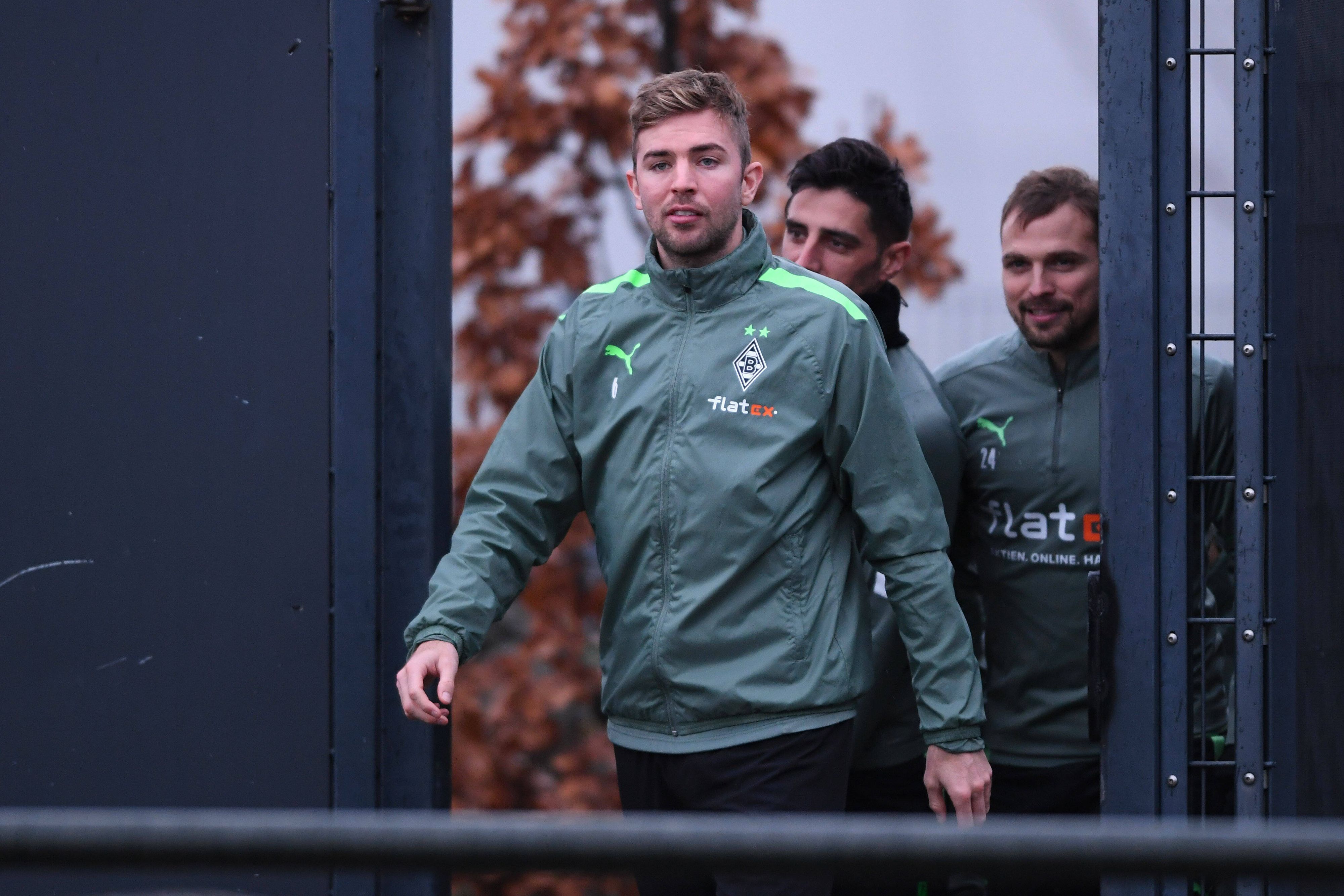 Gladbach-Profi Christoph Kramer ist vor dem Bundesliga-Duell gegen Bayer Leverkusen angeschlagen gewesen. Auf diesem Foto ist der Mittelfeldspieler am 29. Dezember 2021 im Borussia-Park zu sehen. Im Hintergrund sind noch Lars Stindl und Tony Jantschke abgelichtet.