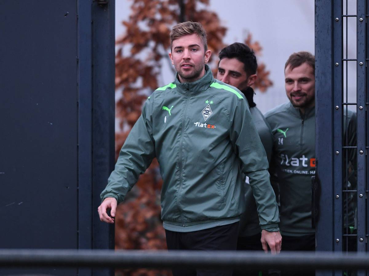 Gladbach-Profi Christoph Kramer ist vor dem Bundesliga-Duell gegen Bayer Leverkusen angeschlagen gewesen. Auf diesem Foto ist der Mittelfeldspieler am 29. Dezember 2021 im Borussia-Park zu sehen. Im Hintergrund sind noch Lars Stindl und Tony Jantschke abgelichtet.