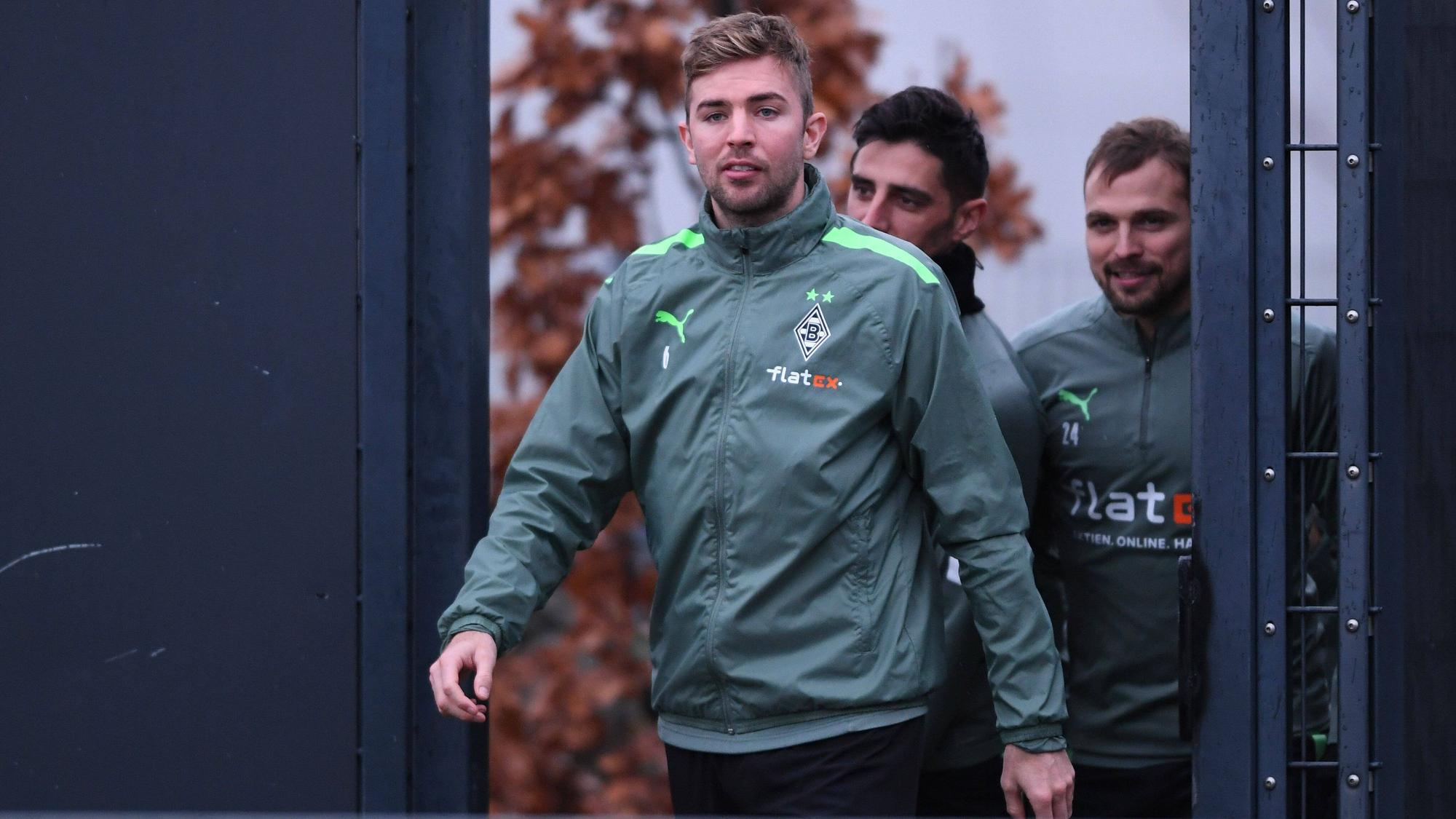 Gladbach-Profi Christoph Kramer ist vor dem Bundesliga-Duell gegen Bayer Leverkusen angeschlagen gewesen. Auf diesem Foto ist der Mittelfeldspieler am 29. Dezember 2021 im Borussia-Park zu sehen. Im Hintergrund sind noch Lars Stindl und Tony Jantschke abgelichtet.