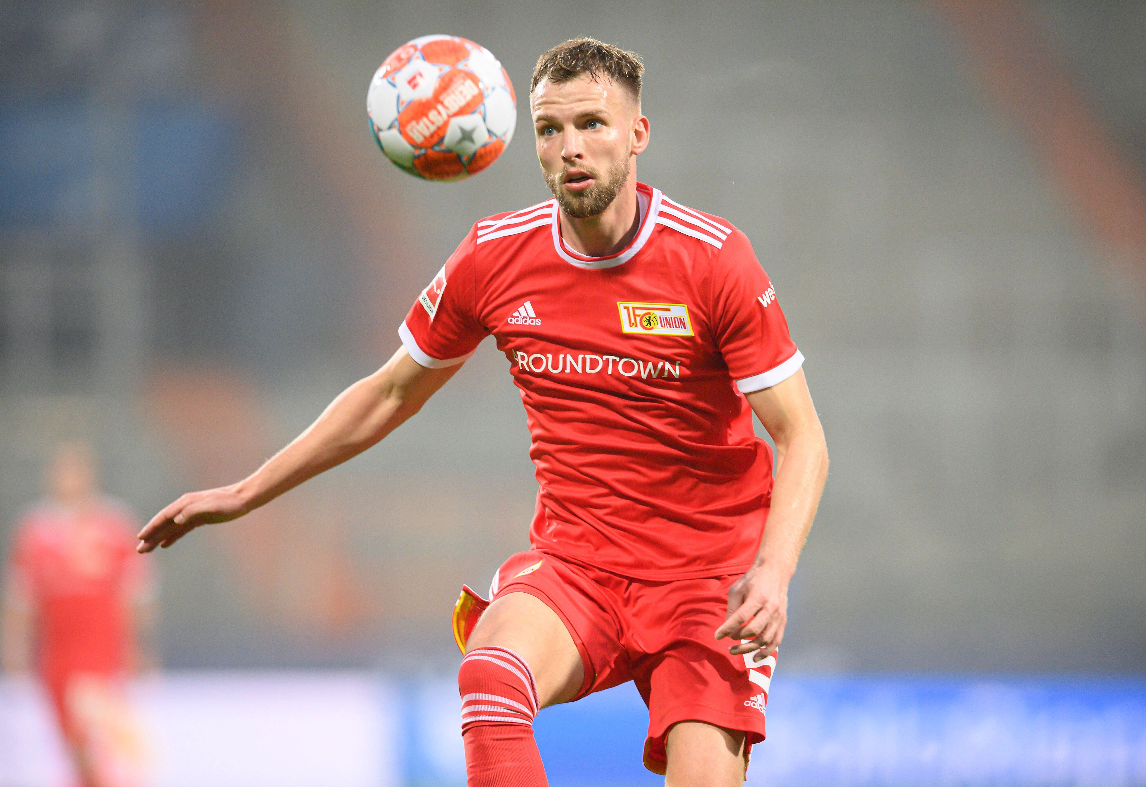 Marvin Friedrich, hier noch im Trikot von Ex-Klub Union Berlin am 18. Dezember 2021, hält den Ball hoch.