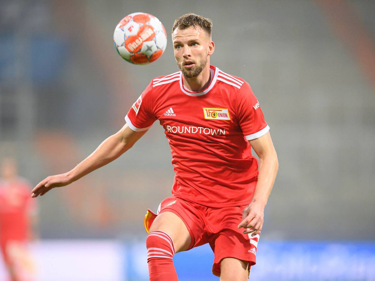 Marvin Friedrich, hier noch im Trikot von Ex-Klub Union Berlin am 18. Dezember 2021, hält den Ball hoch.