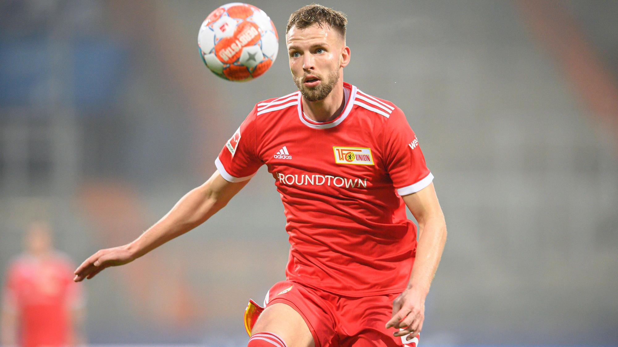Marvin Friedrich, hier noch im Trikot von Ex-Klub Union Berlin am 18. Dezember 2021, hält den Ball hoch.
